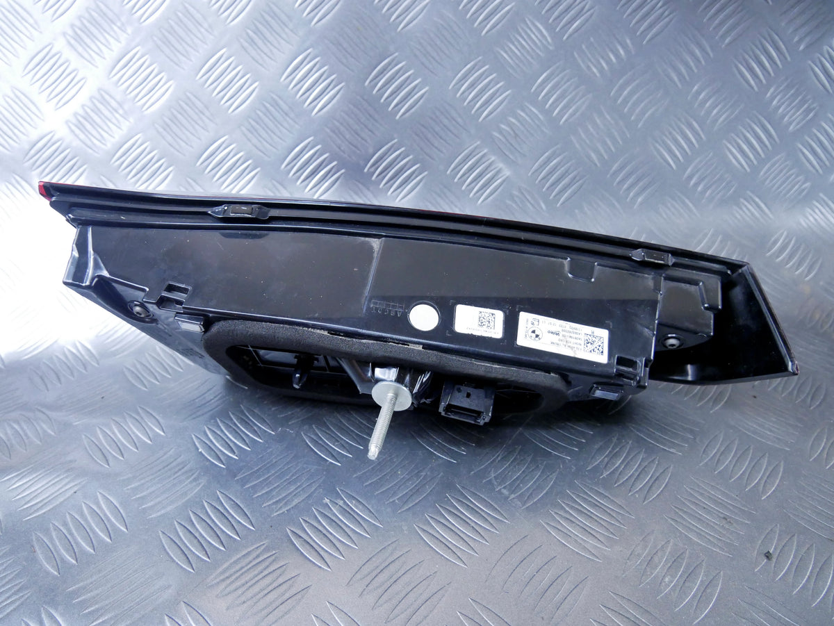 Lampa Tył Prawa Klapa LED BMW 1 F70 Wewnętrzna W Klapę Oryginał OEM OE