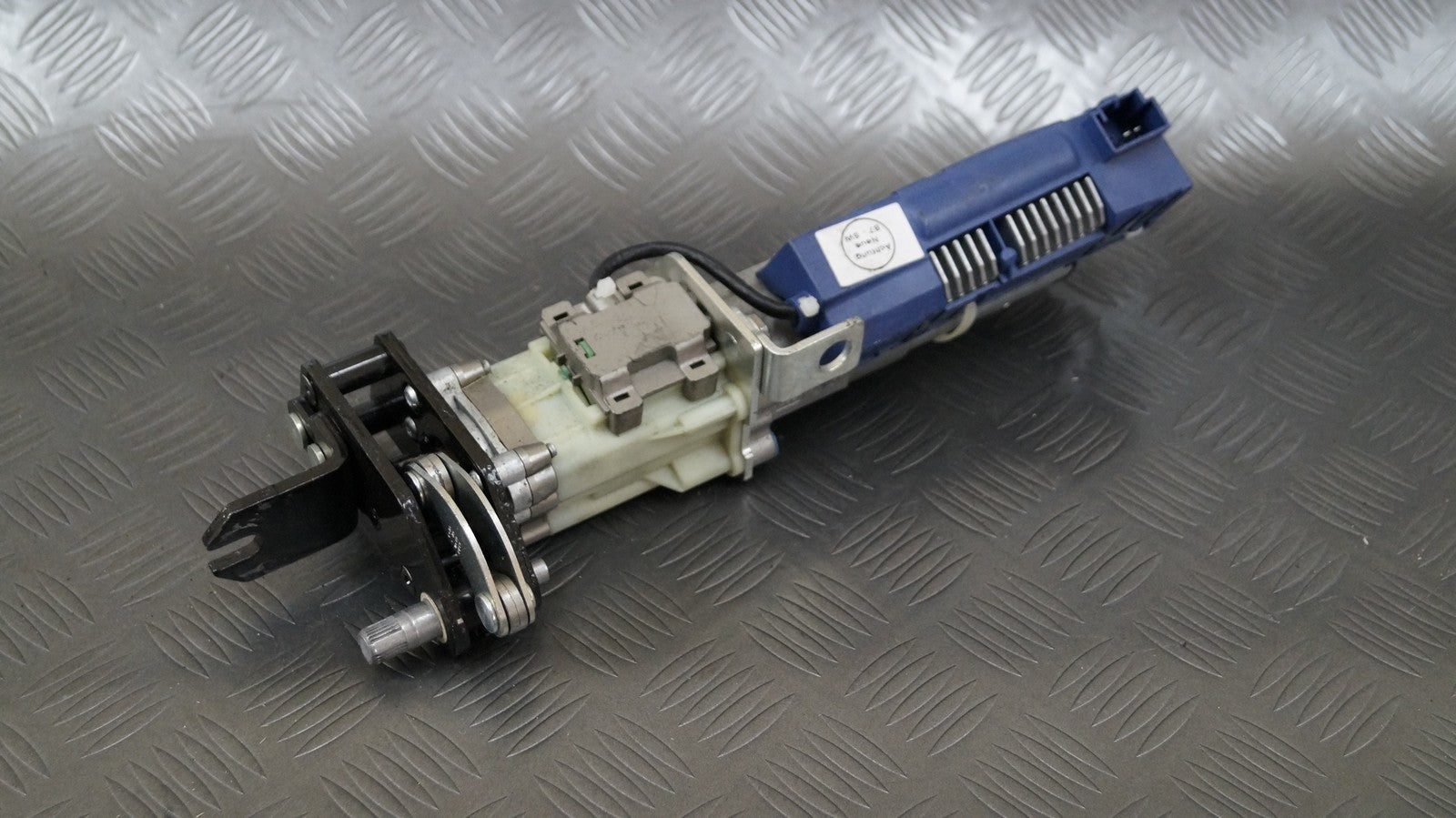 Siłownik elektryczny klapy prawy 3C9827384 PASSAT B7
