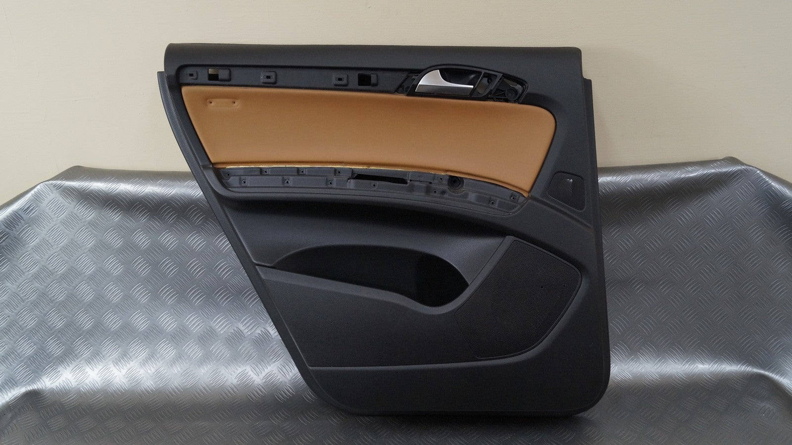 Boczek drzwi tył tylny lewy skóra AUDI Q7