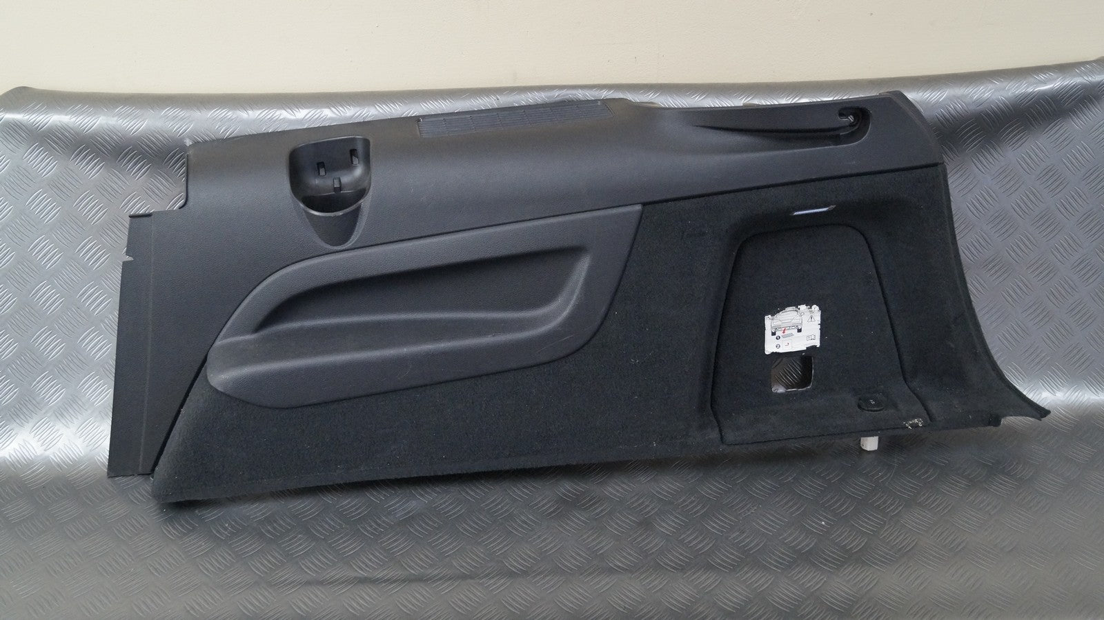 Boczek bagażnika prawy 4L0863880AA AUDI Q7 7os
