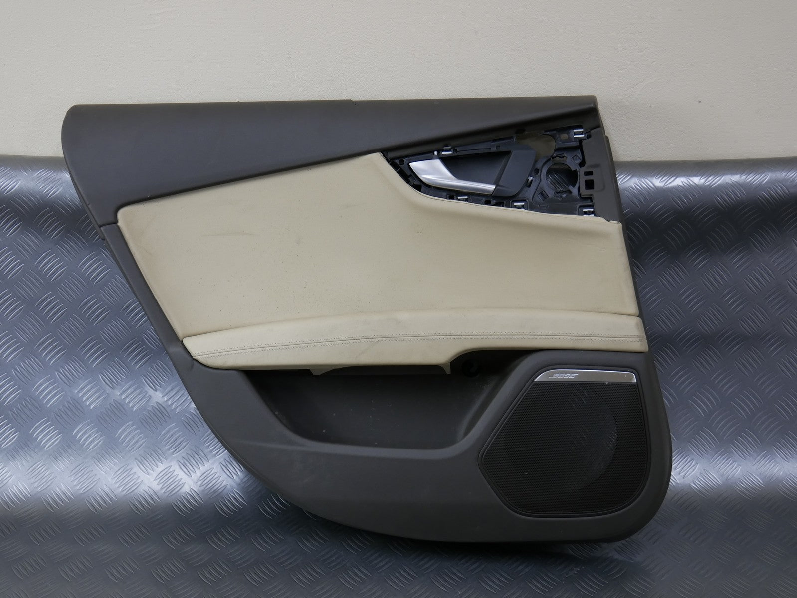 Boczek drzwi tył lewy skóra BOSE AUDI A7