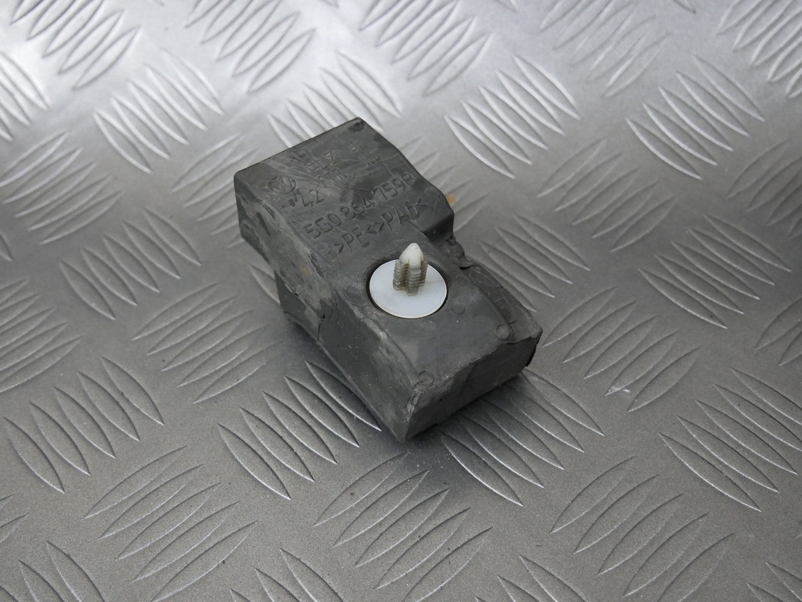 Pianka błotnika lewa 5G0864759B GOLF VII