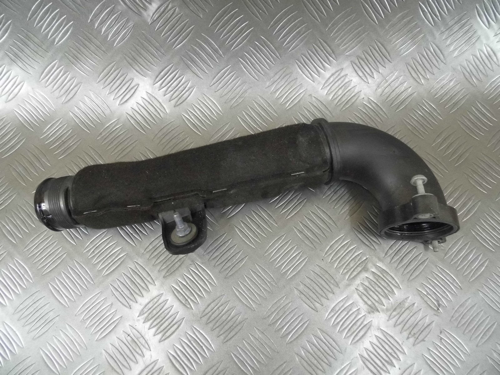 Rura powietrza 04L145762AG AUDI A4 B9 8W0 2.0 TDI