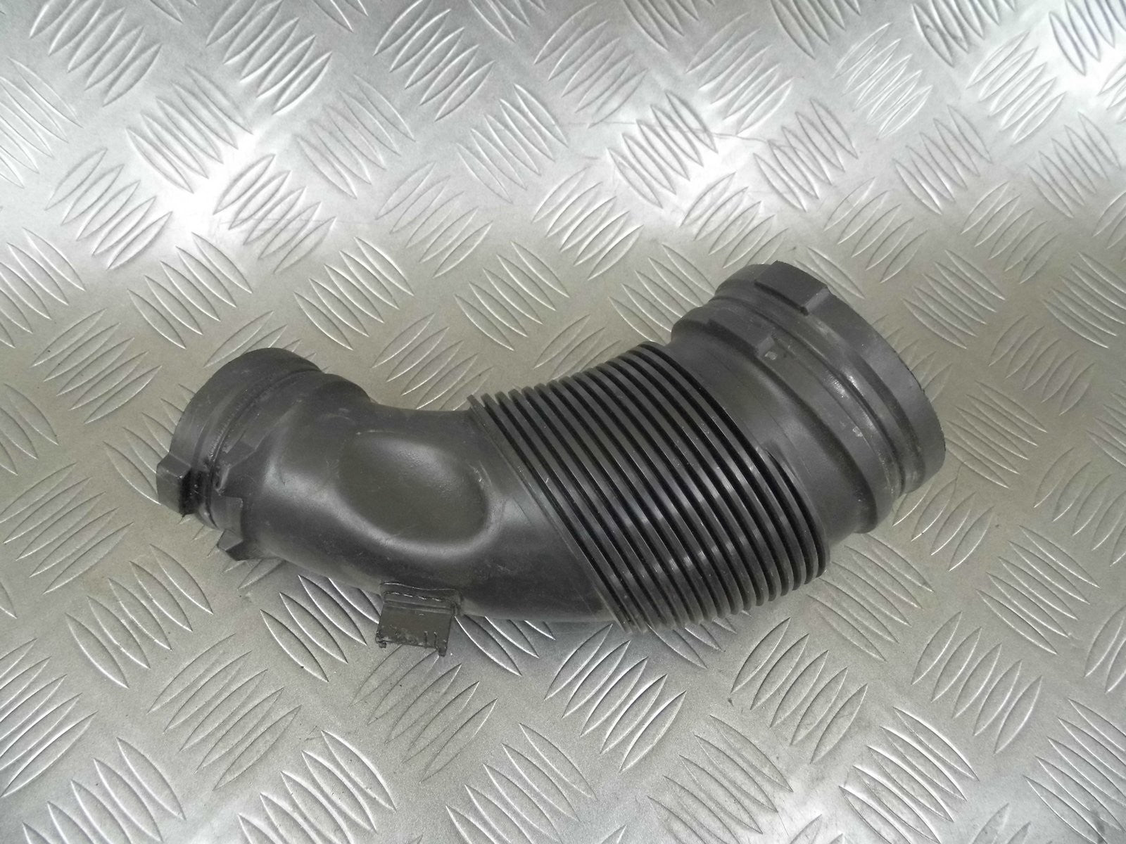 Rura powietrza 04L129661B AUDI A4 B9 8W0 2.0 TDI