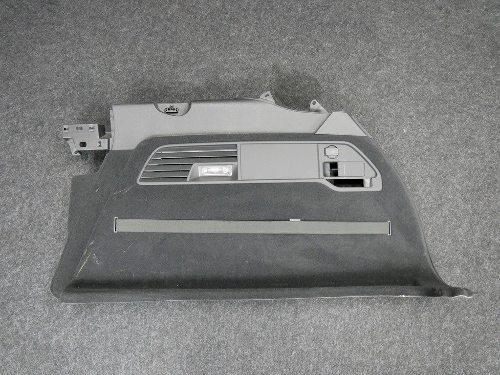 Boczek bagażnika prawy 7P6867038D TOUAREG 7P
