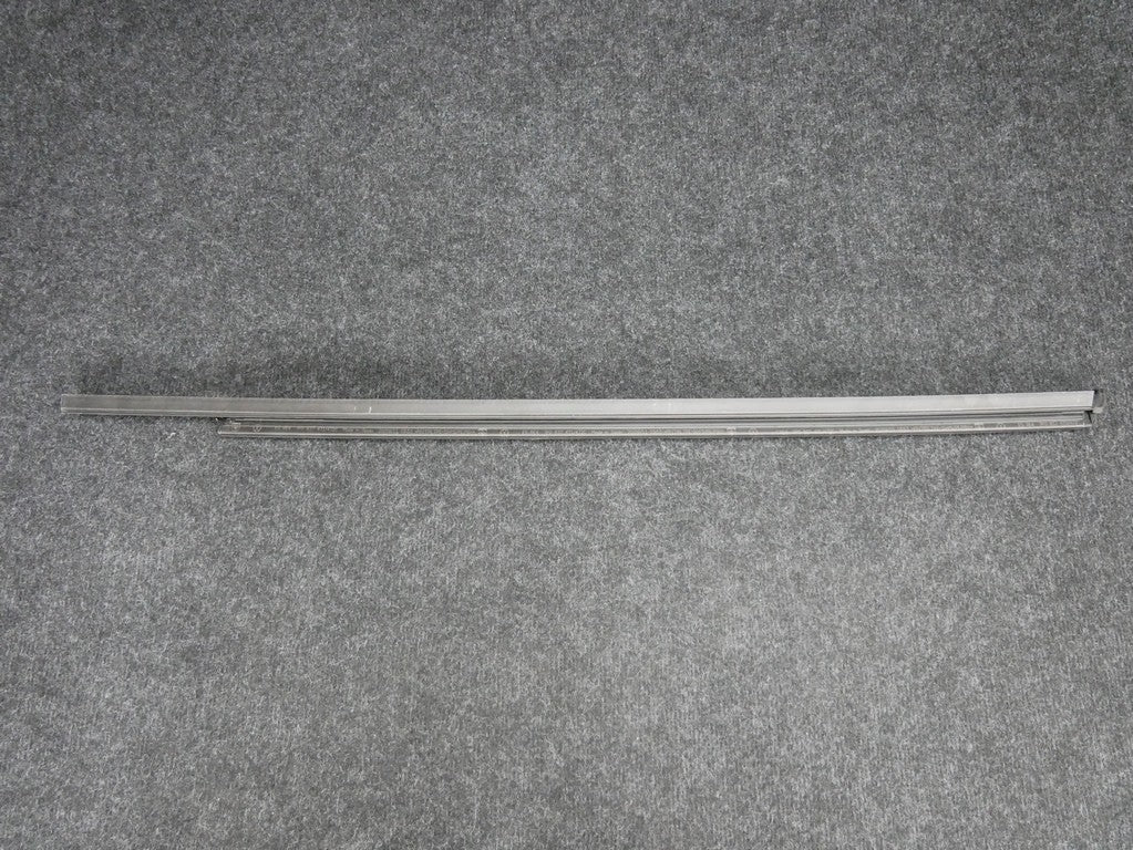 Zgarniacz drzwi przód lewy 7P0837471 TOUAREG 7P