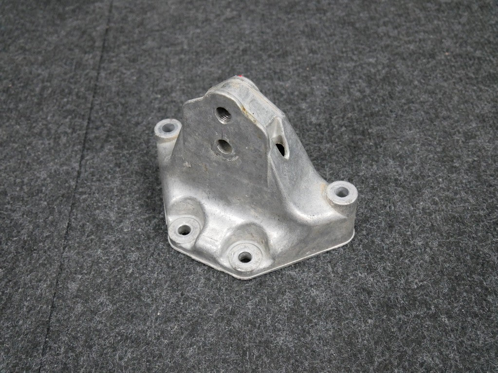 Łapa wspornik skrzyni 7L0399649E TOUAREG 7P