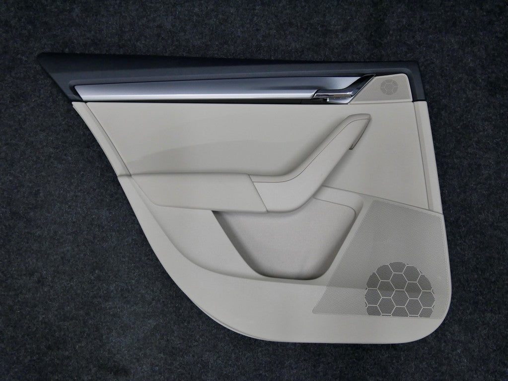 Boczek tył lewy beż 5E5867211AA OCTAVIA III SEDAN