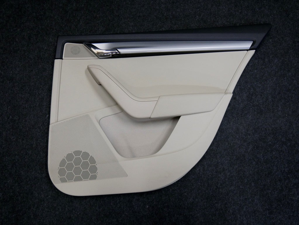 Boczek tył prawy beż 5E5867212AA OCTAVIA III SEDAN