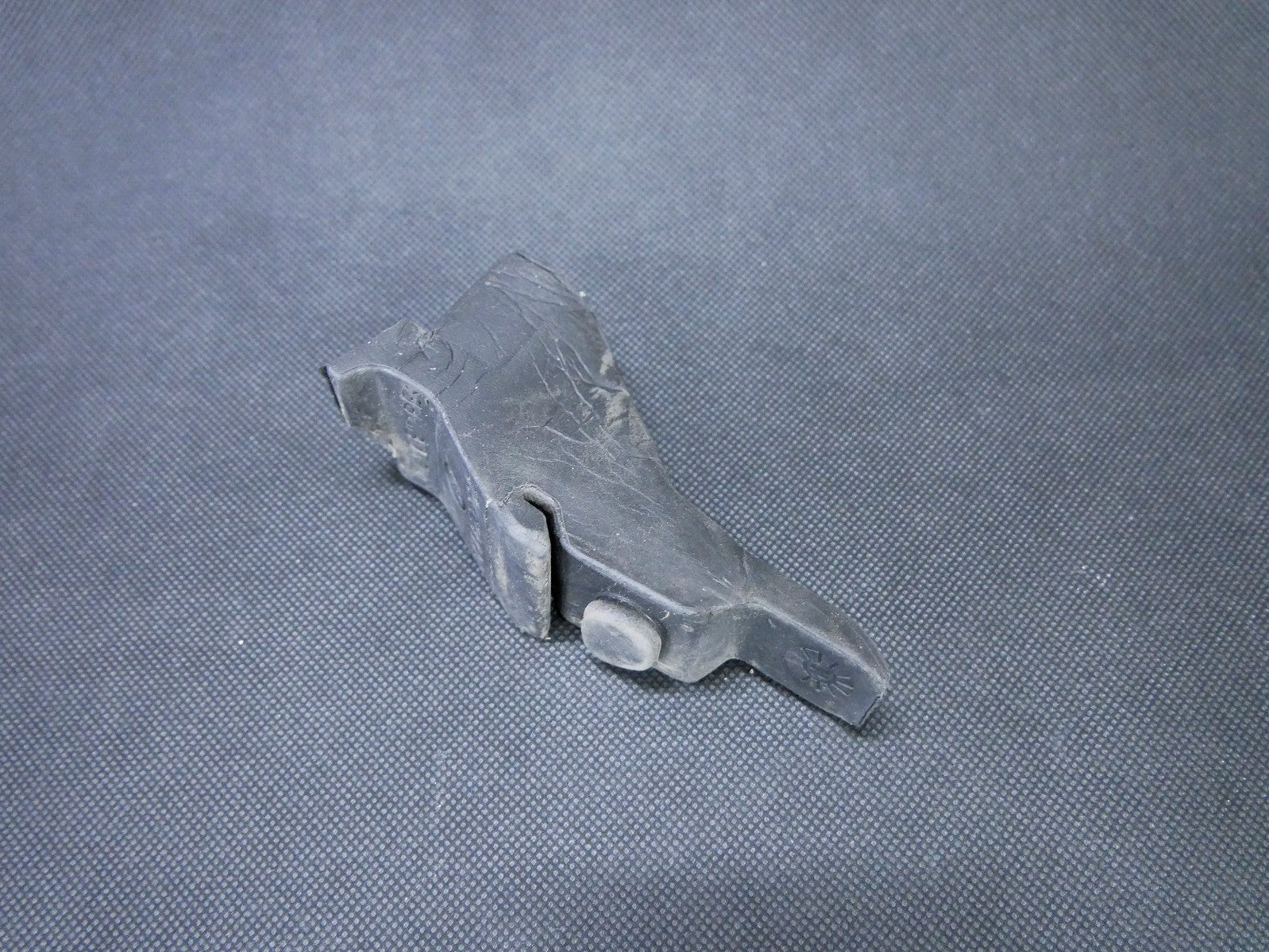 Pianka błotnika lewa 3C8823729 PASSAT CC LIFT