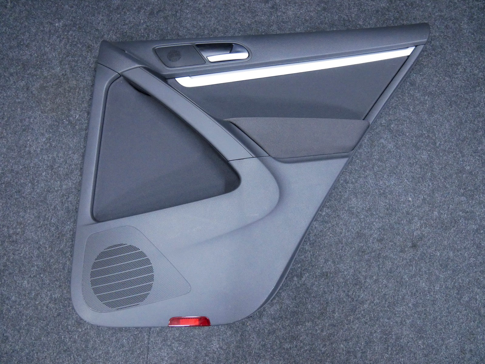 Boczek drzwi tył prawy VW TIGUAN 5N0 LIFT