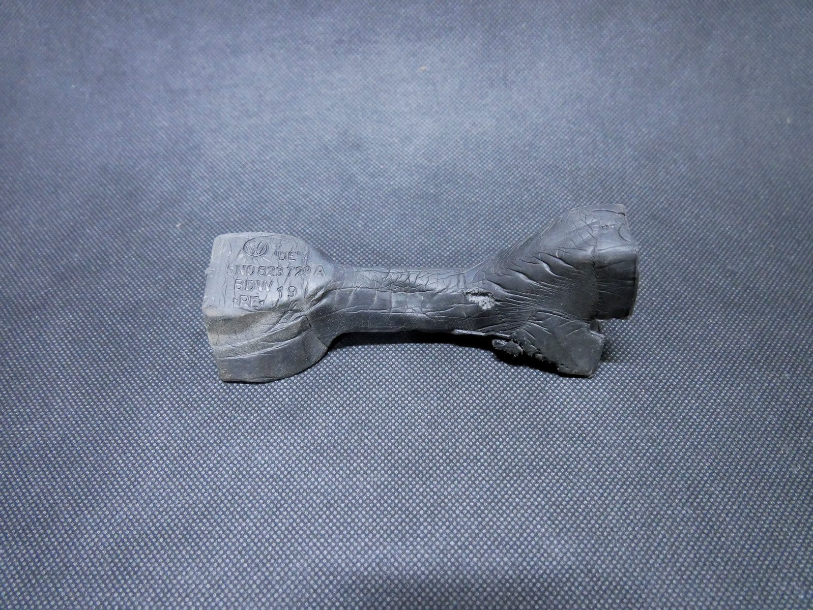 Pianka błotnika lewa 5N0823729A VW TIGUAN 5N