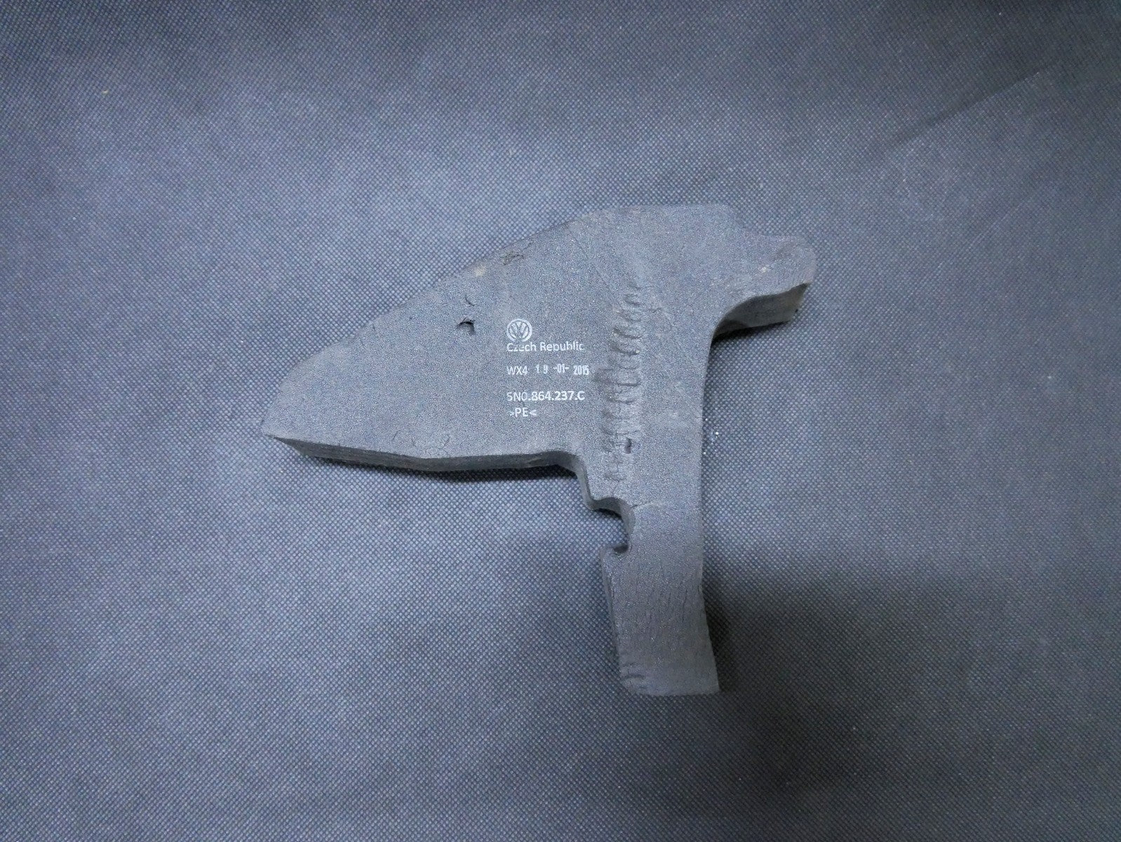 Pianka błotnika lewa 5N0864237A VW TIGUAN 5N