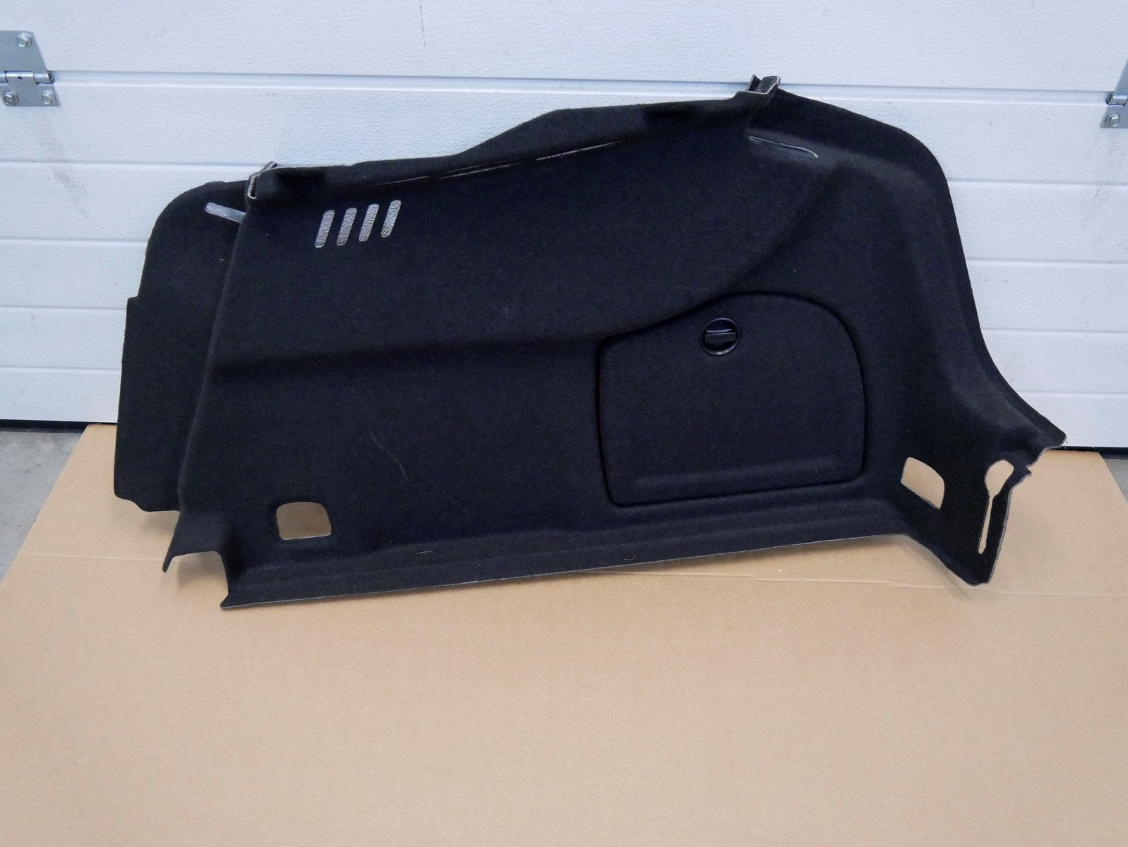 AUDI A3 SEDAN boczek bagażnika prawy 8V5863888H