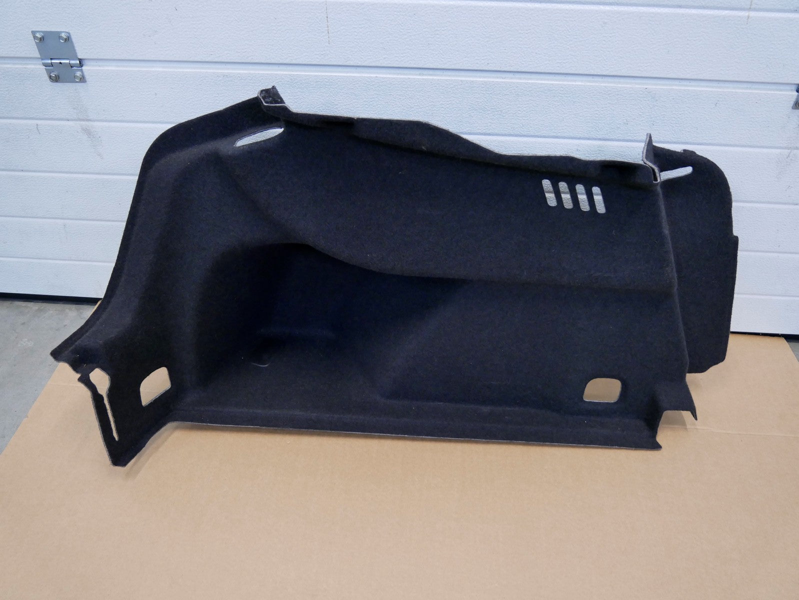 AUDI A3 SEDAN boczek bagażnika lewy 8V5863887R