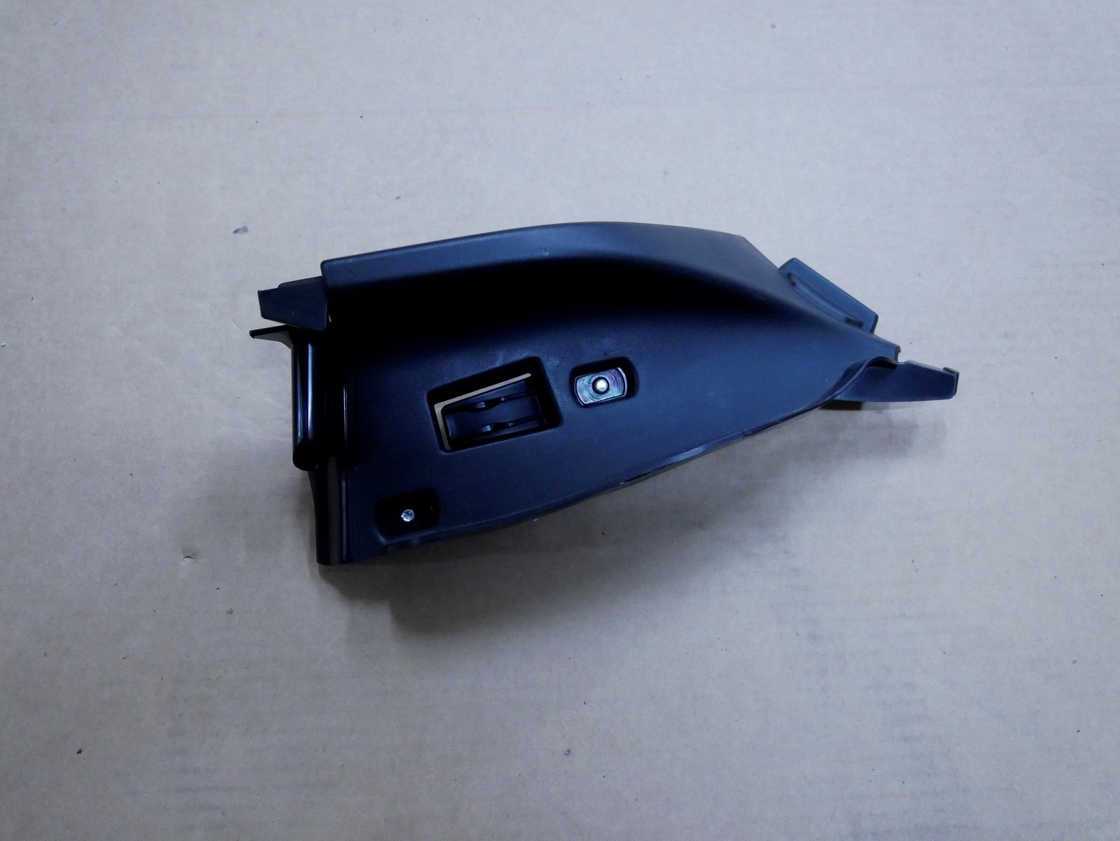 AUDI A3 8V prowadnica pasa tył prawa 8V3857792B