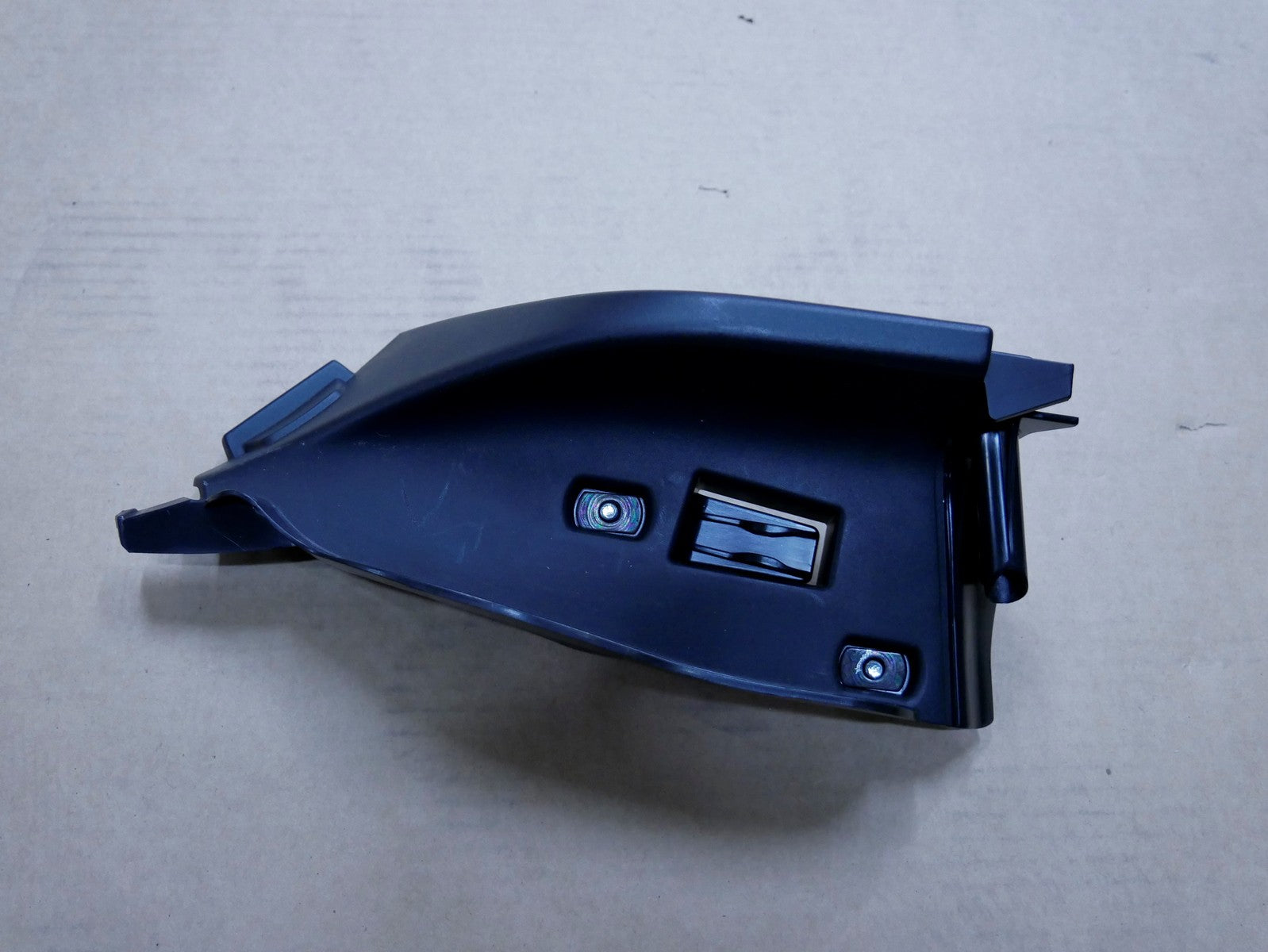 AUDI A3 8V prowadnica pasa tył lewa 8V3857791B