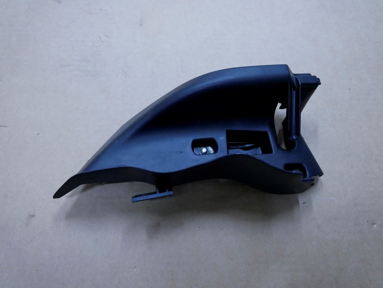 AUDI A3 8V prowadnica pasa tył lewa 8V4857791B