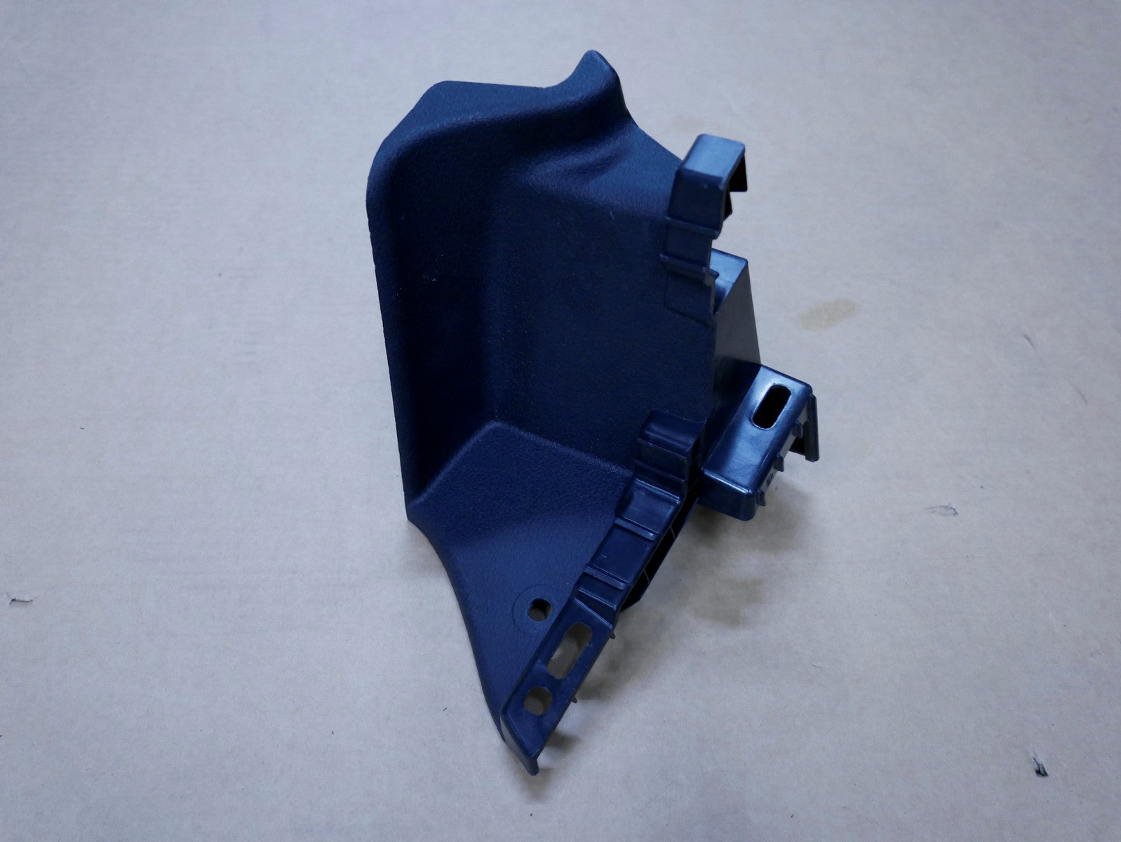 AUDI A3 8V nakładka bagażnika prawa 8V0863424