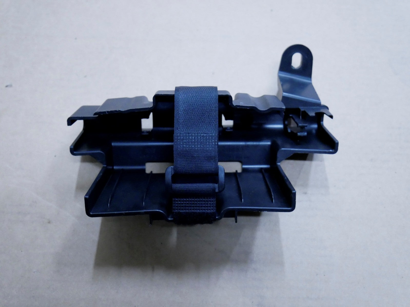 AUDI A3 8V uchwyt mocowanie lewarka 8V3012635B