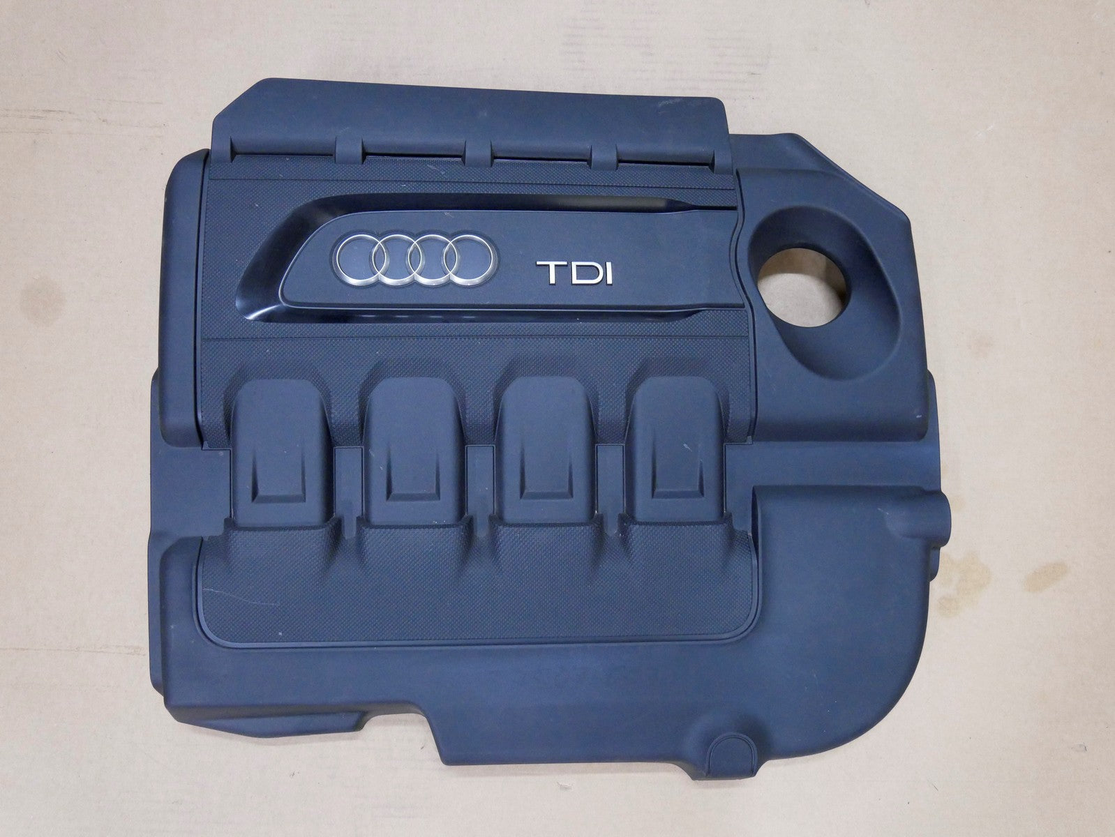 AUDI A3 8V 2.0 TDI osłona pokrywa silnika 04L103925R