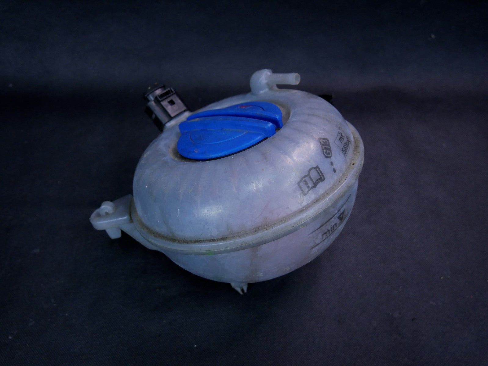 AUDI A3 8V 2.0 TDI zbiornik wyrównawczy 5Q0121407A