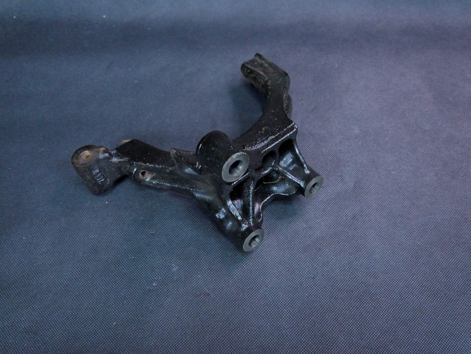 AUDI A3 8V 2.0 TDI wspornik mocowanie DPF 04L425