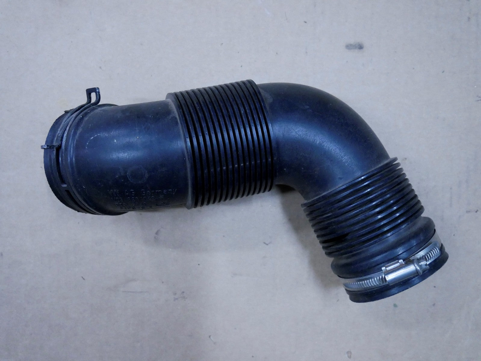 AUDI A3 8V 2.0 TFSI wąż powietrza V03836042F