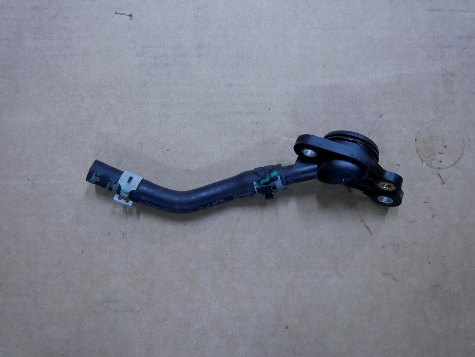 AUDI A3 8V 2.0 TFSI króciec wąż wody 06K121132