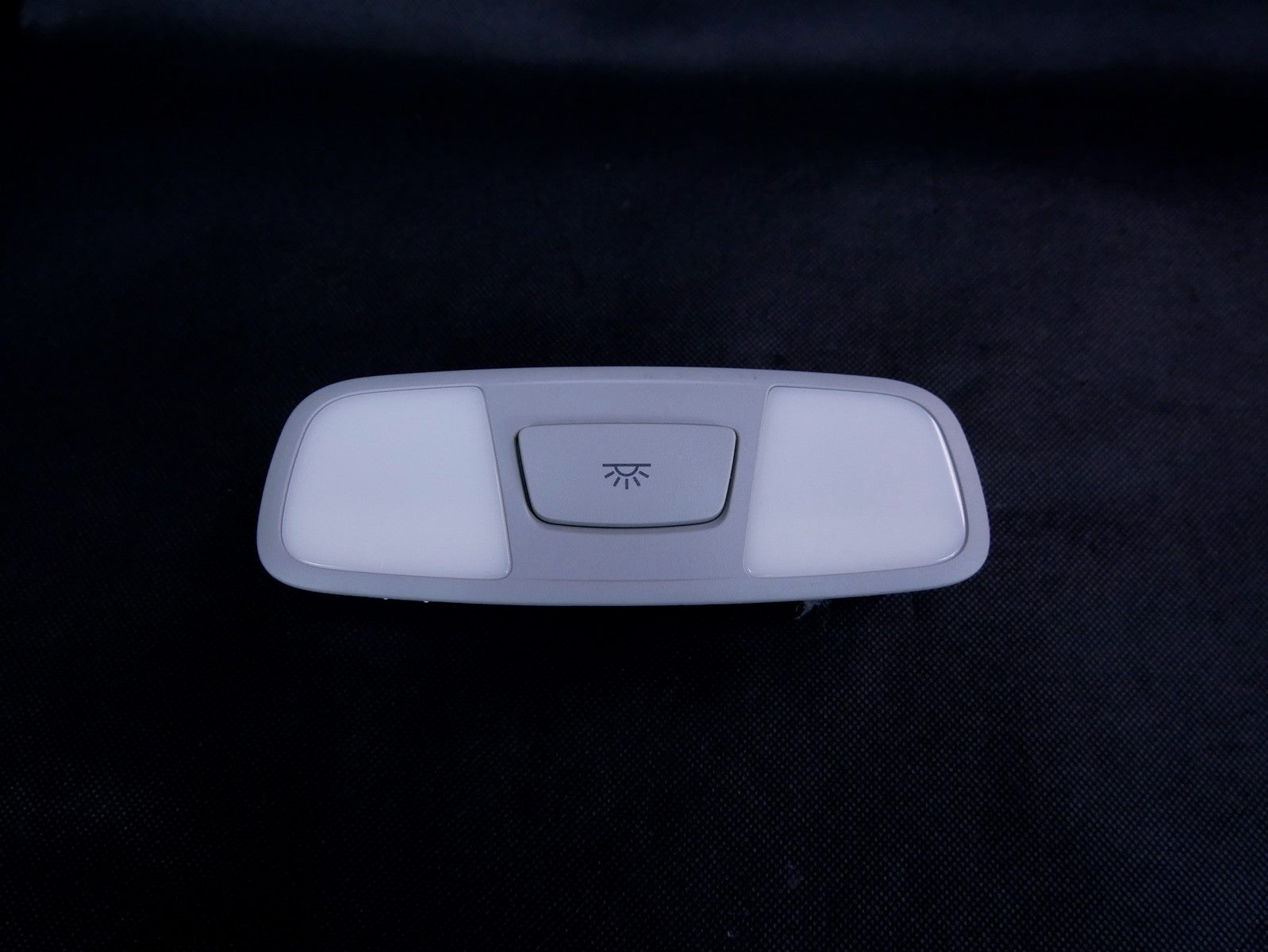 AUDI A3 8V0 lampka podsufitki 8V0947111