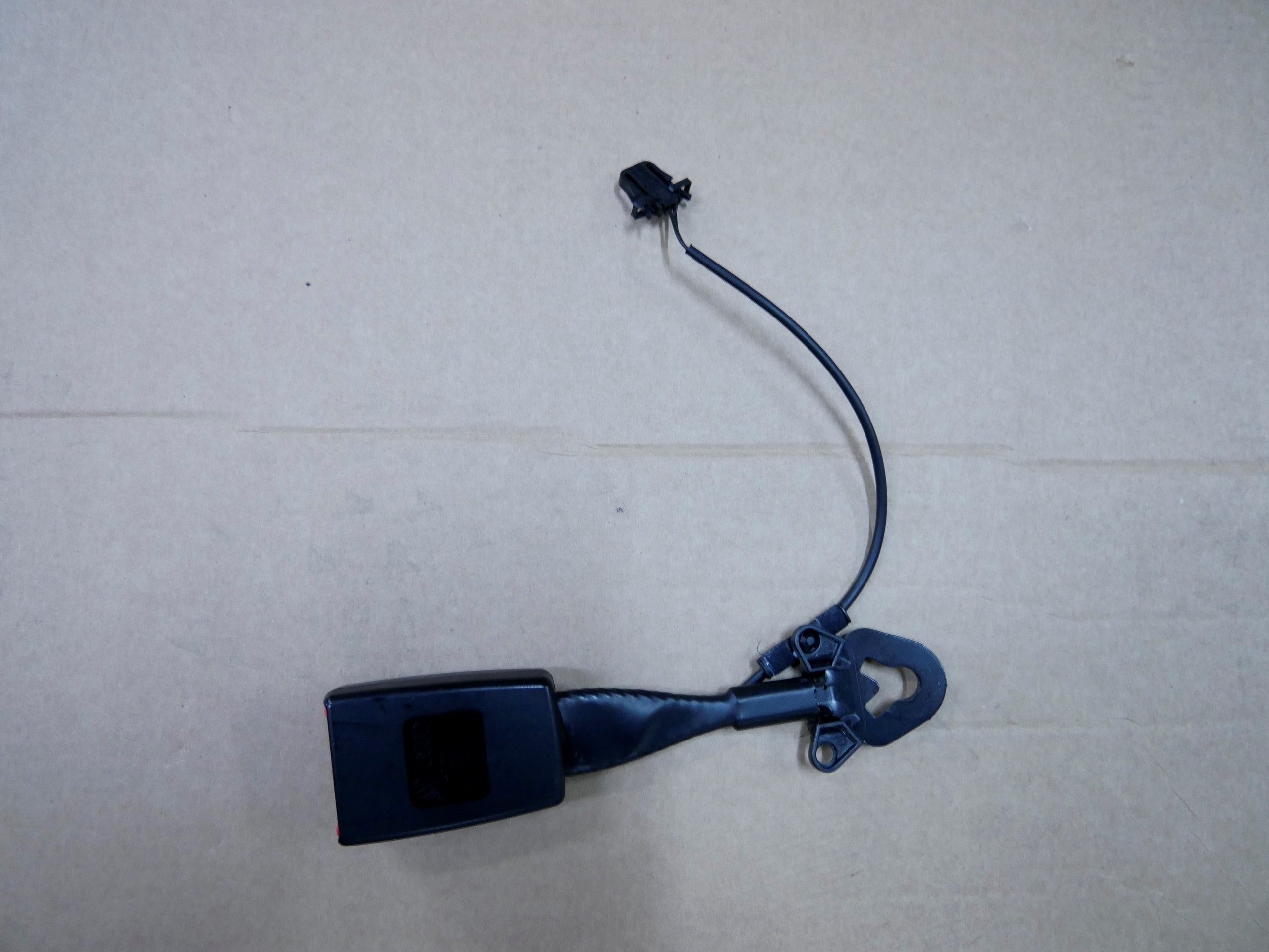 AUDI Q7 4L LIFT zapinka pasa przód lewa 4L0857755L