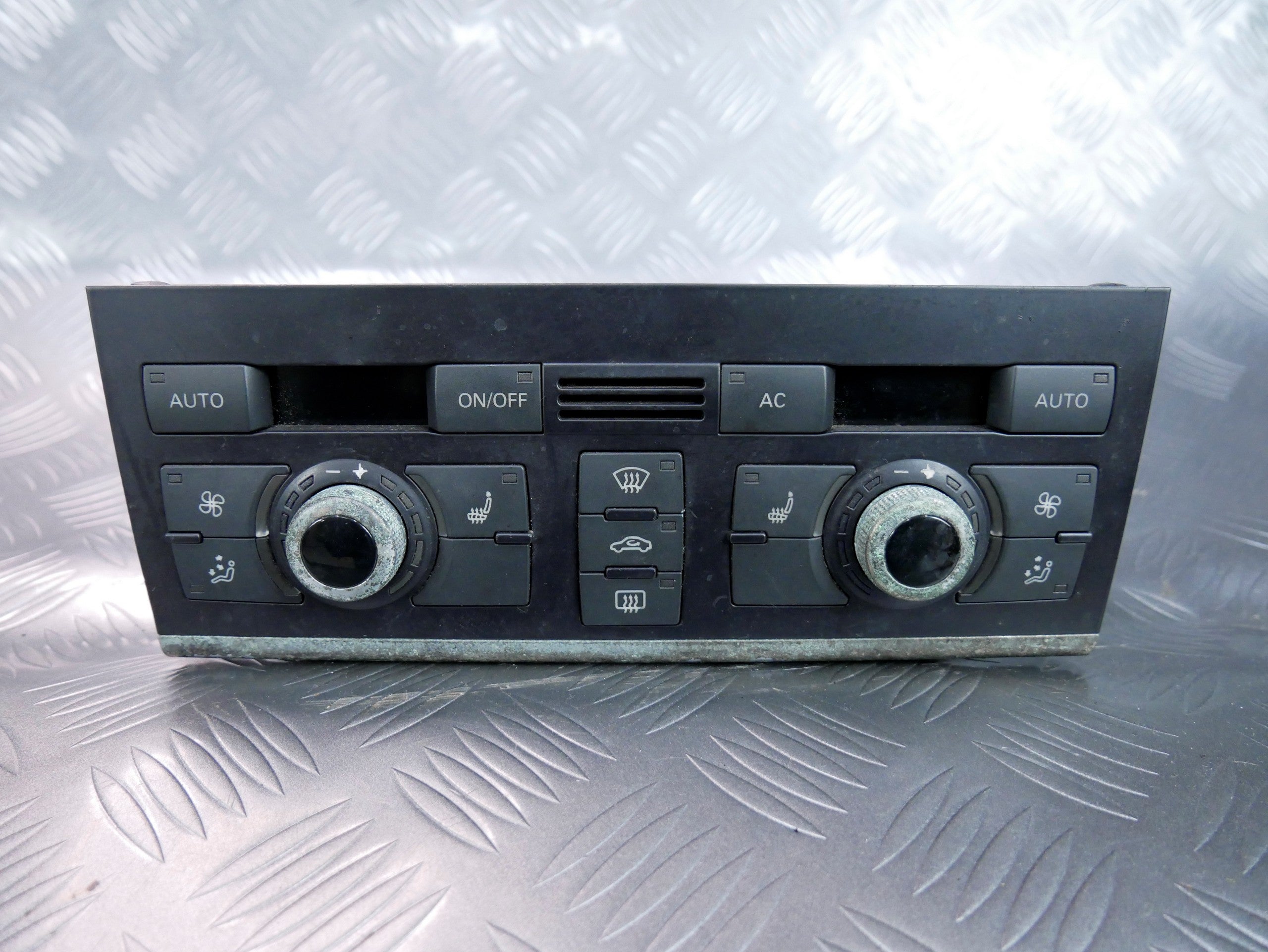 AUDI Q7 4L LIFT panel klimatyzacji tył 4L0820043AE