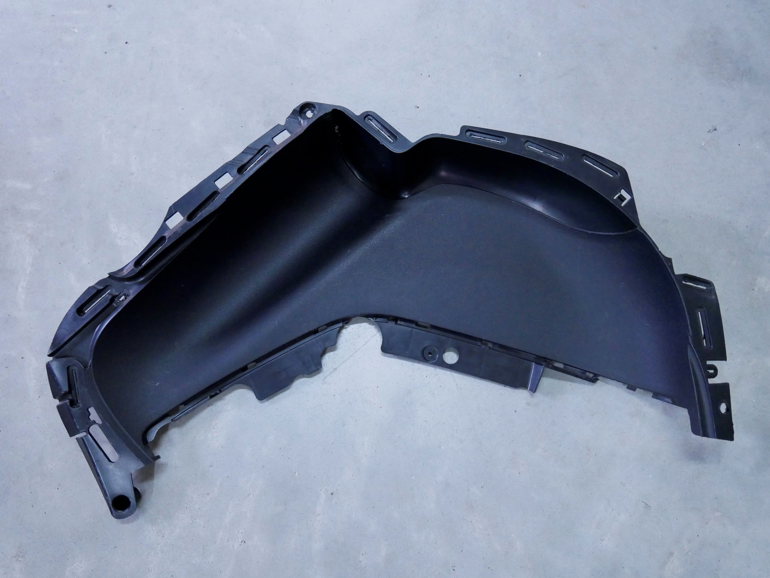 AUDI A4 B8 wnęka boczku lewa 8K1867105
