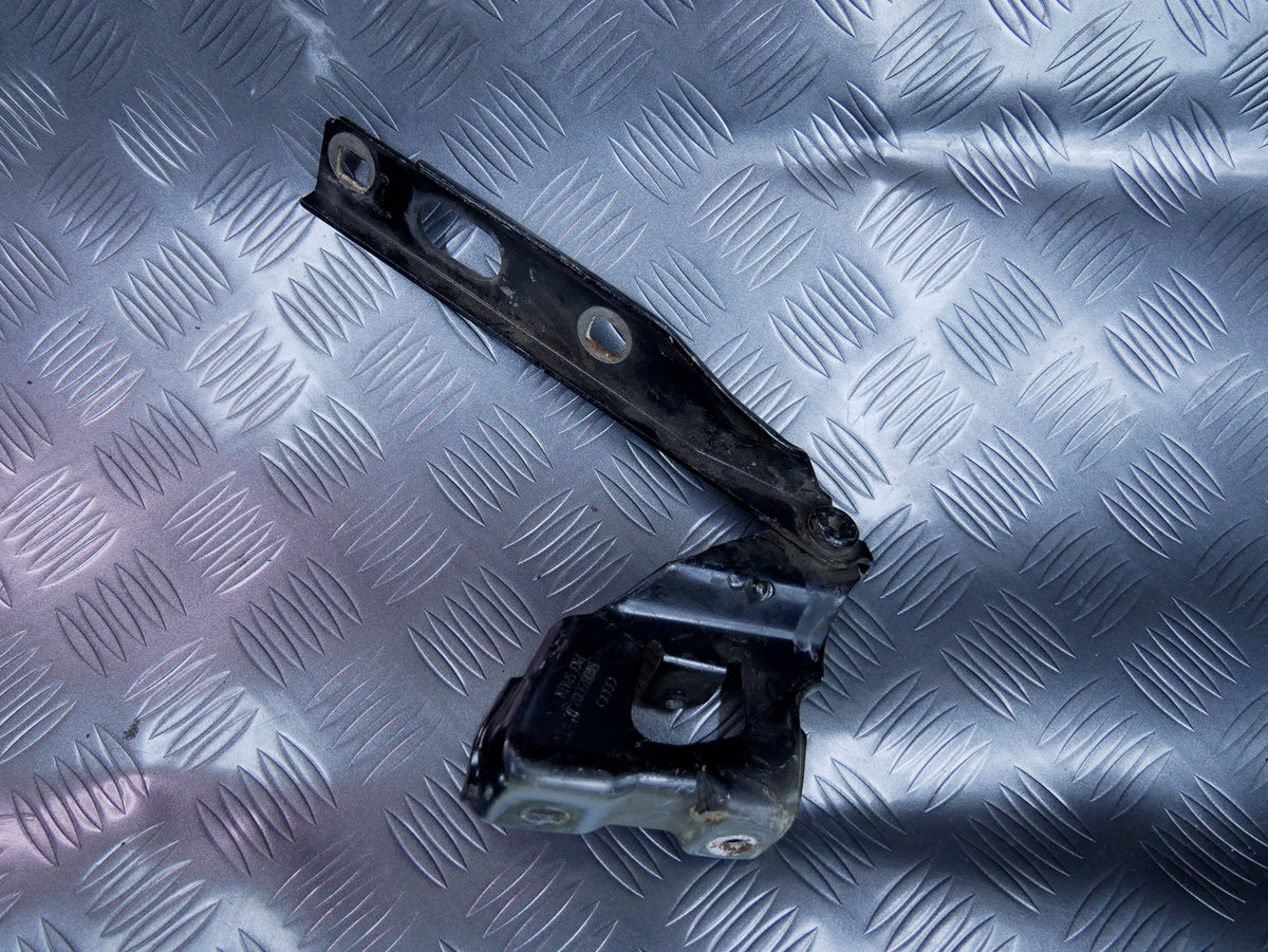 Zawias maski prawy 8K0823302D AUDI A4 B8