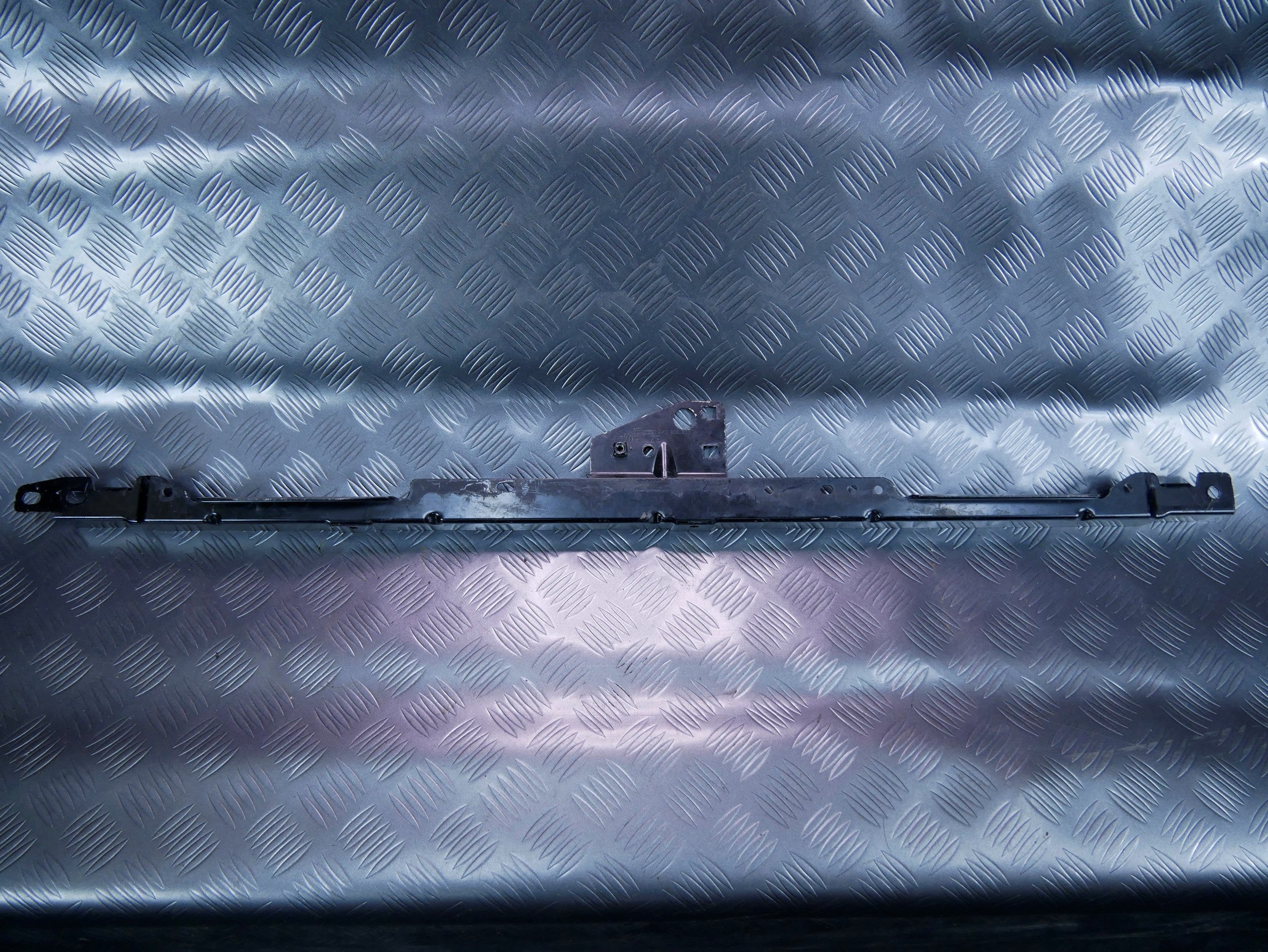 Wzmocnienie podszybia 8K0805629B AUDI A4 B8
