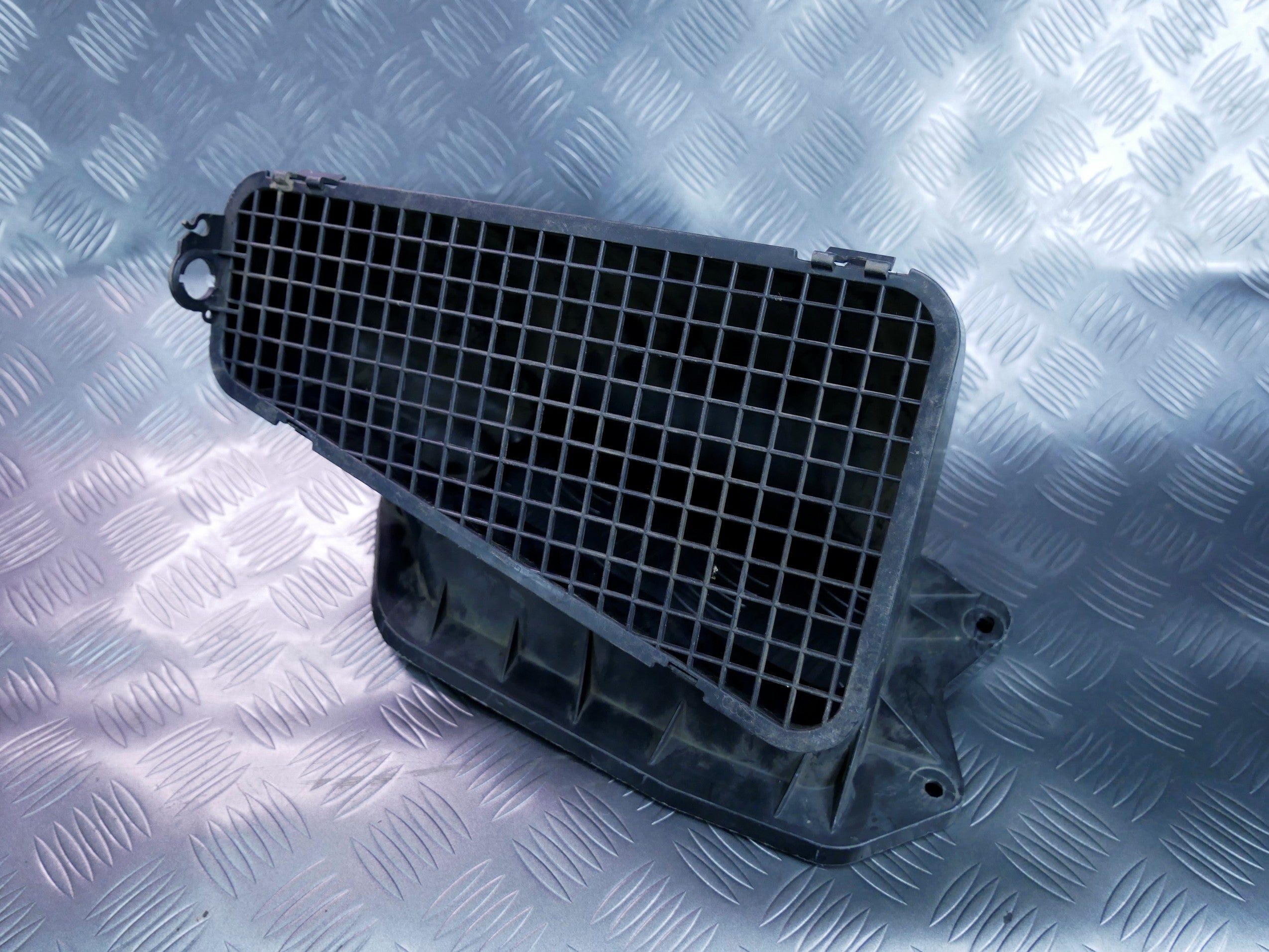Wlot powietrza nagrzewnicy 8K1819904 AUDI A4 B8