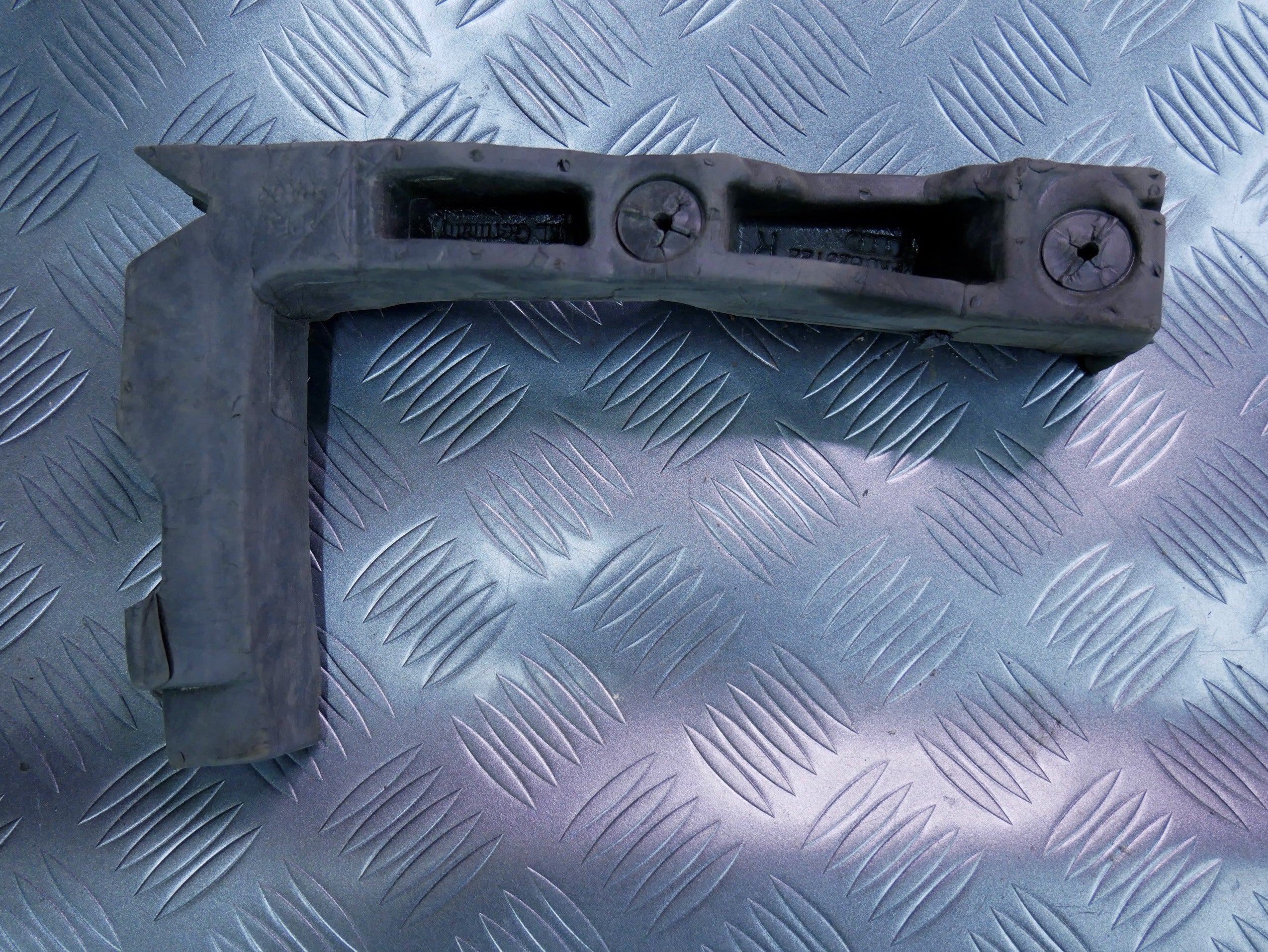 Pianka błotnika lewa 8K0823722 AUDI A4 B8