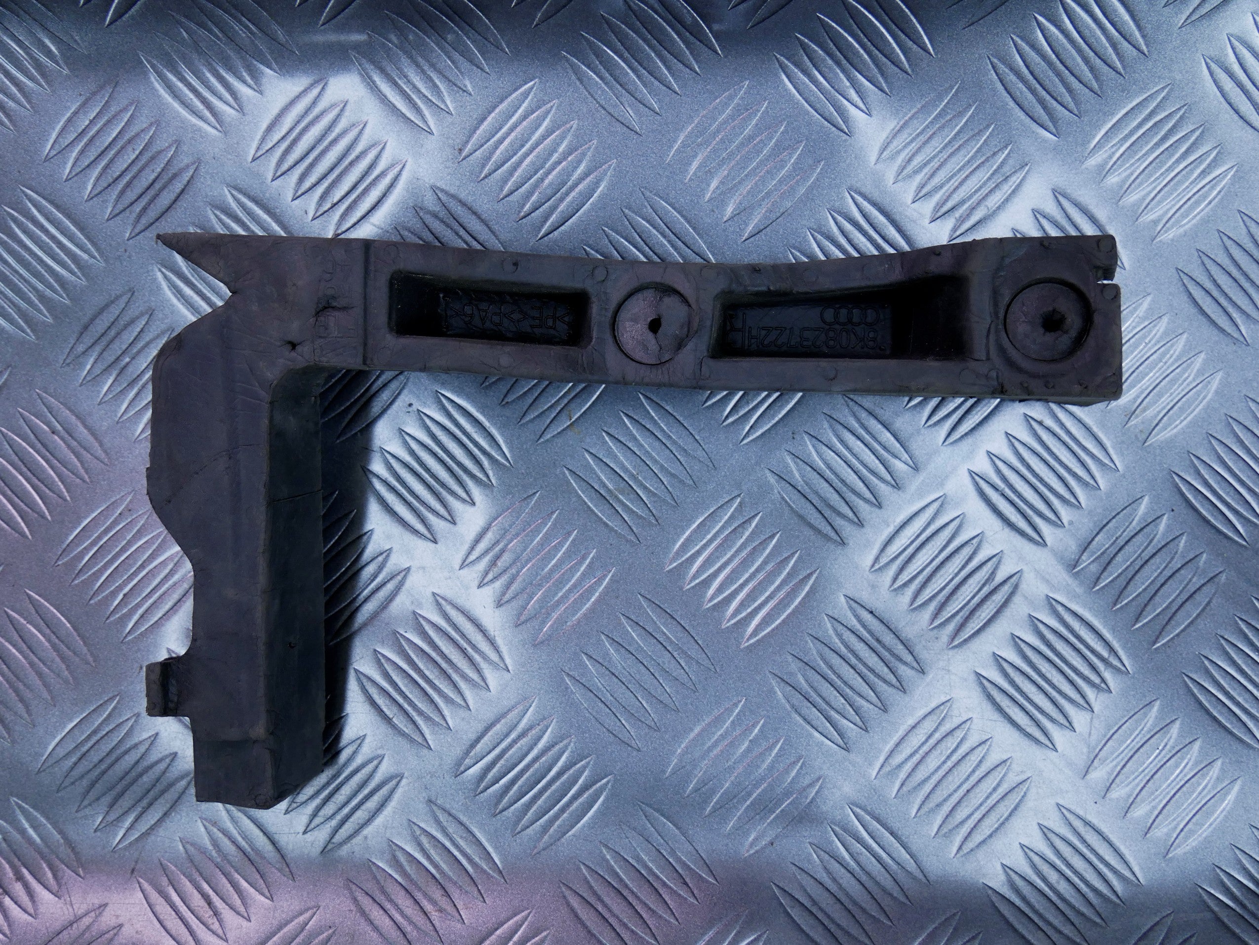 Pianka błotnika lewa 8K0823722H AUDI A4 B8