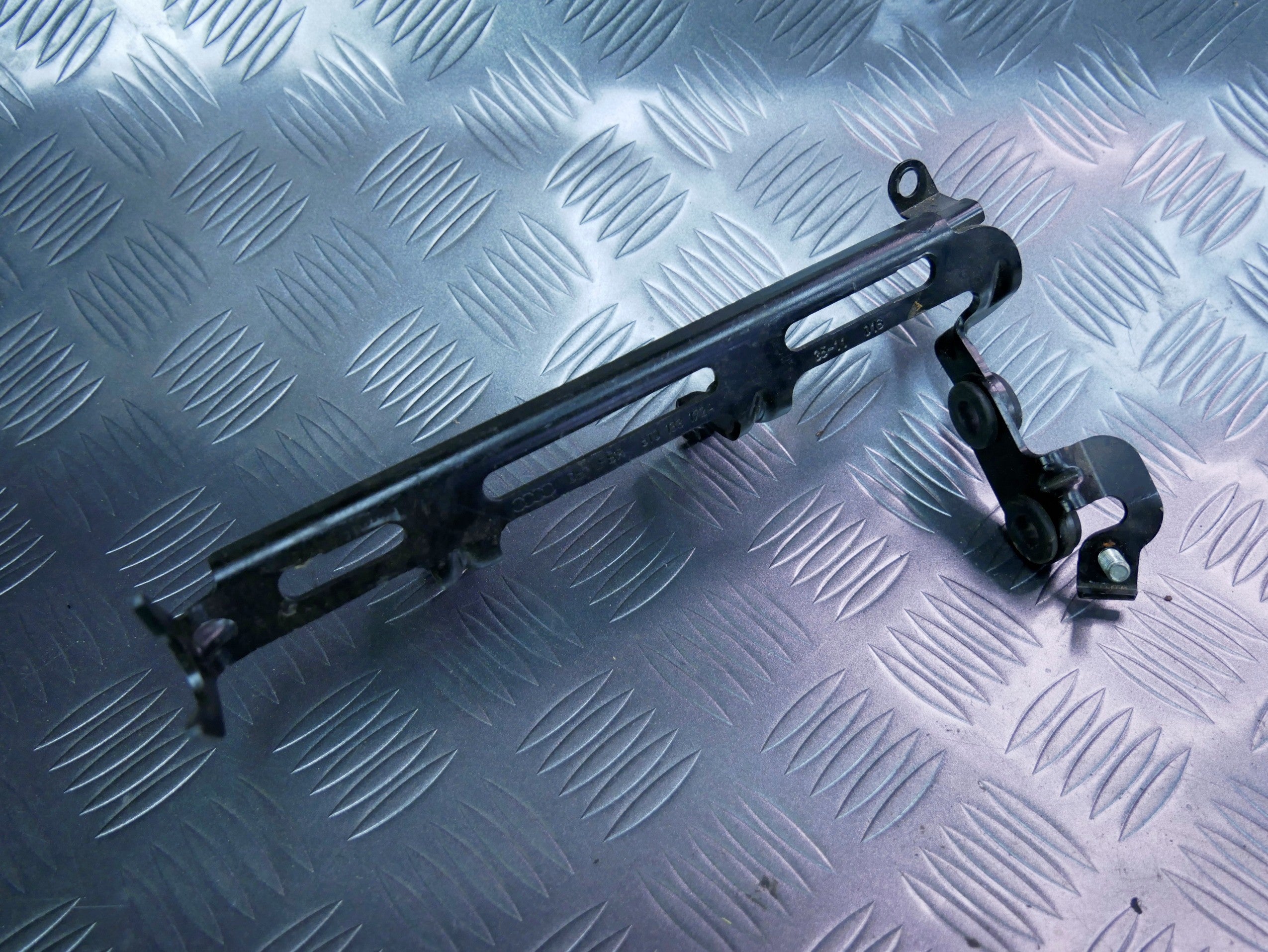 Wspornik filtra powietrza 8T0133172A AUDI RS5 RS4
