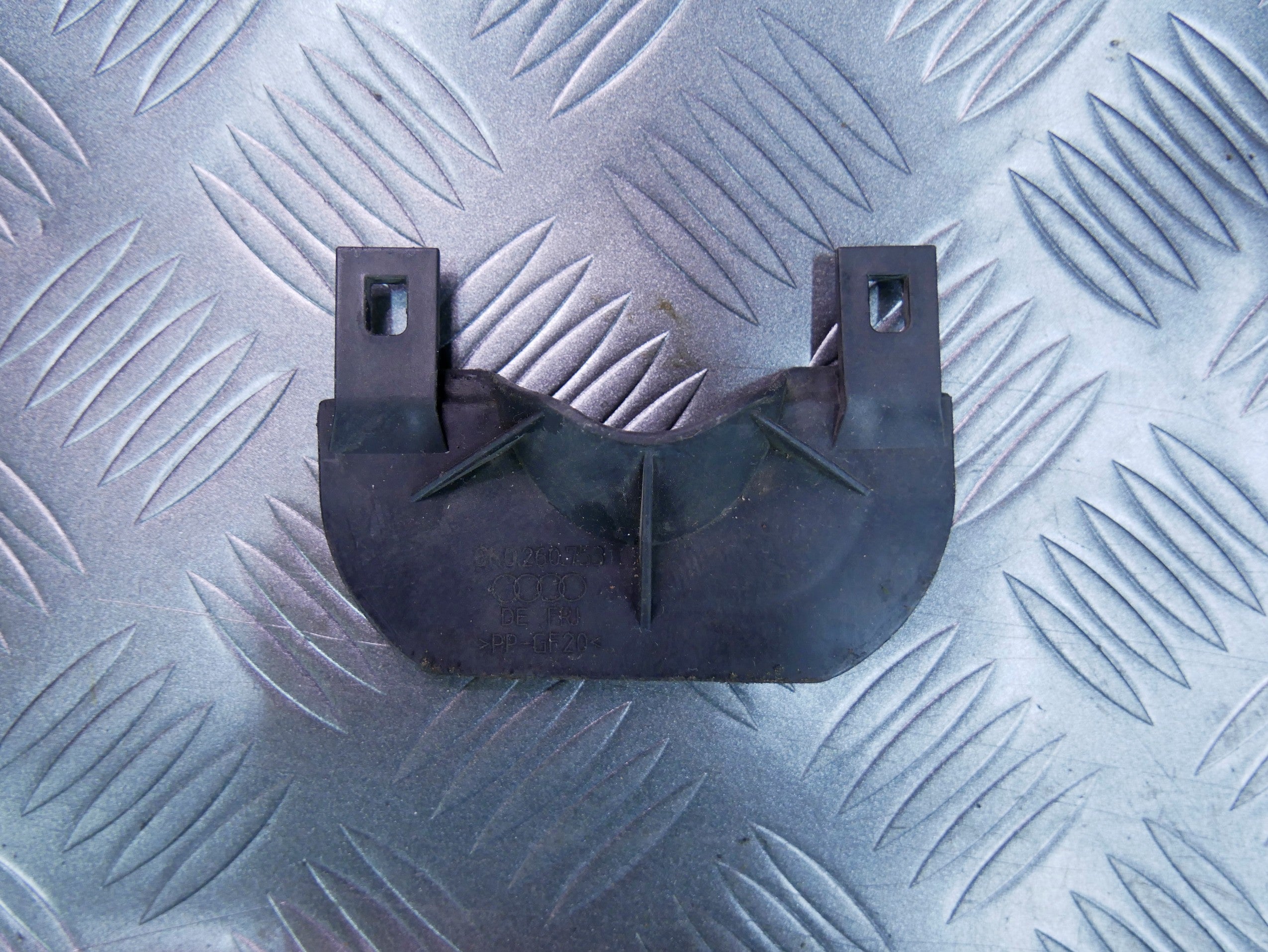 Osłona zaślepka skraplacza 8K0260753 AUDI A4 B8 8K0