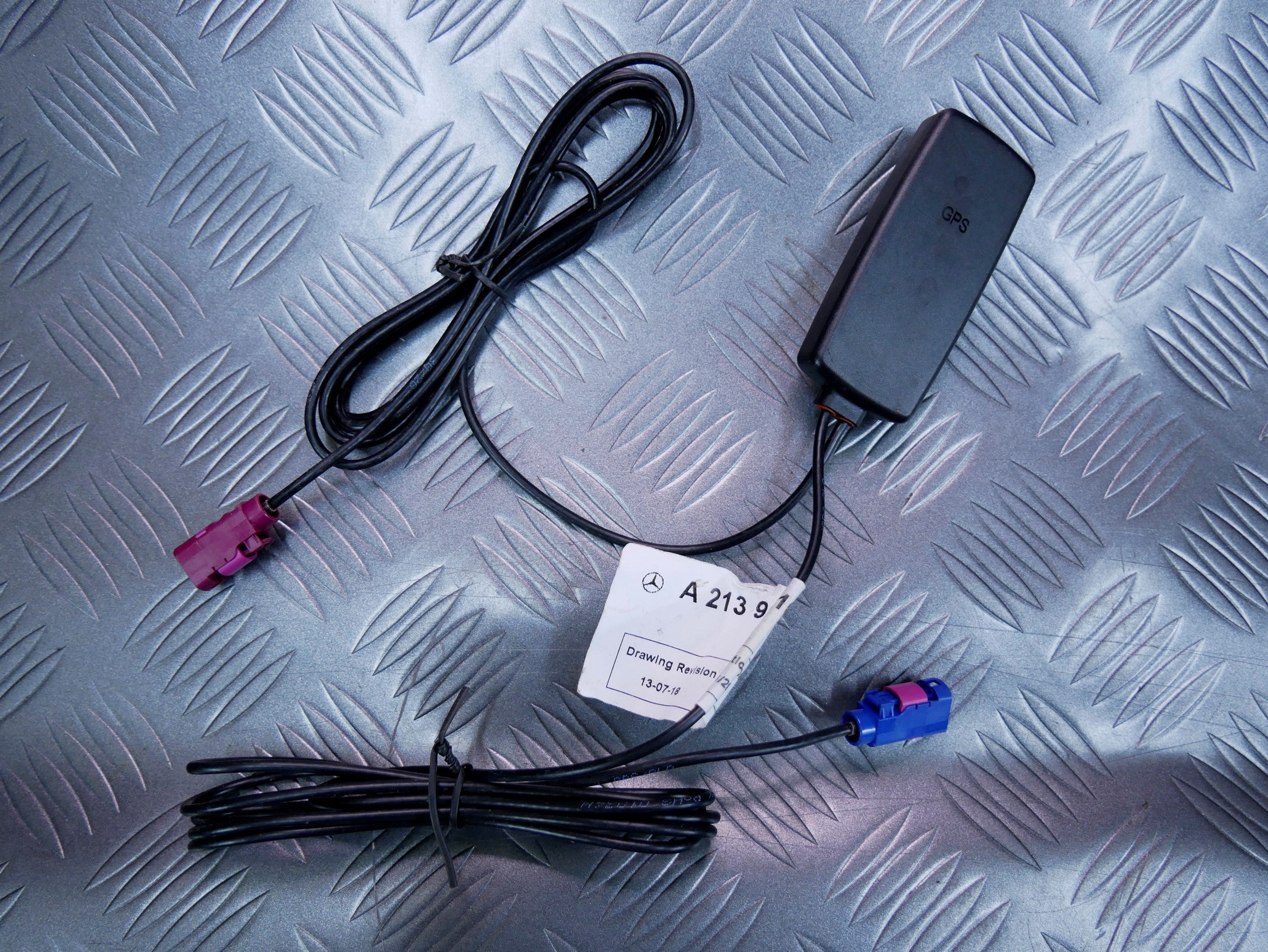 Antena GPS GSM systemu antykradzieżowego A2139051010 MERCEDES