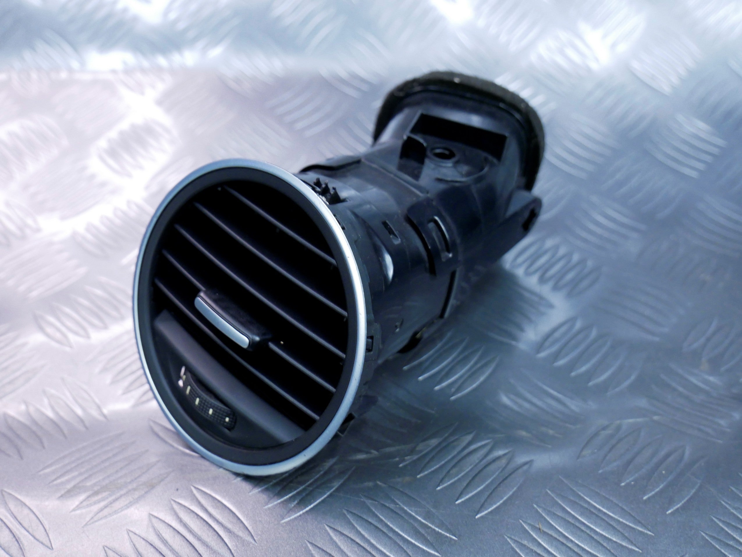 Kratka nawiewu deski prawa 5C5864704D VW BEETLE 5C
