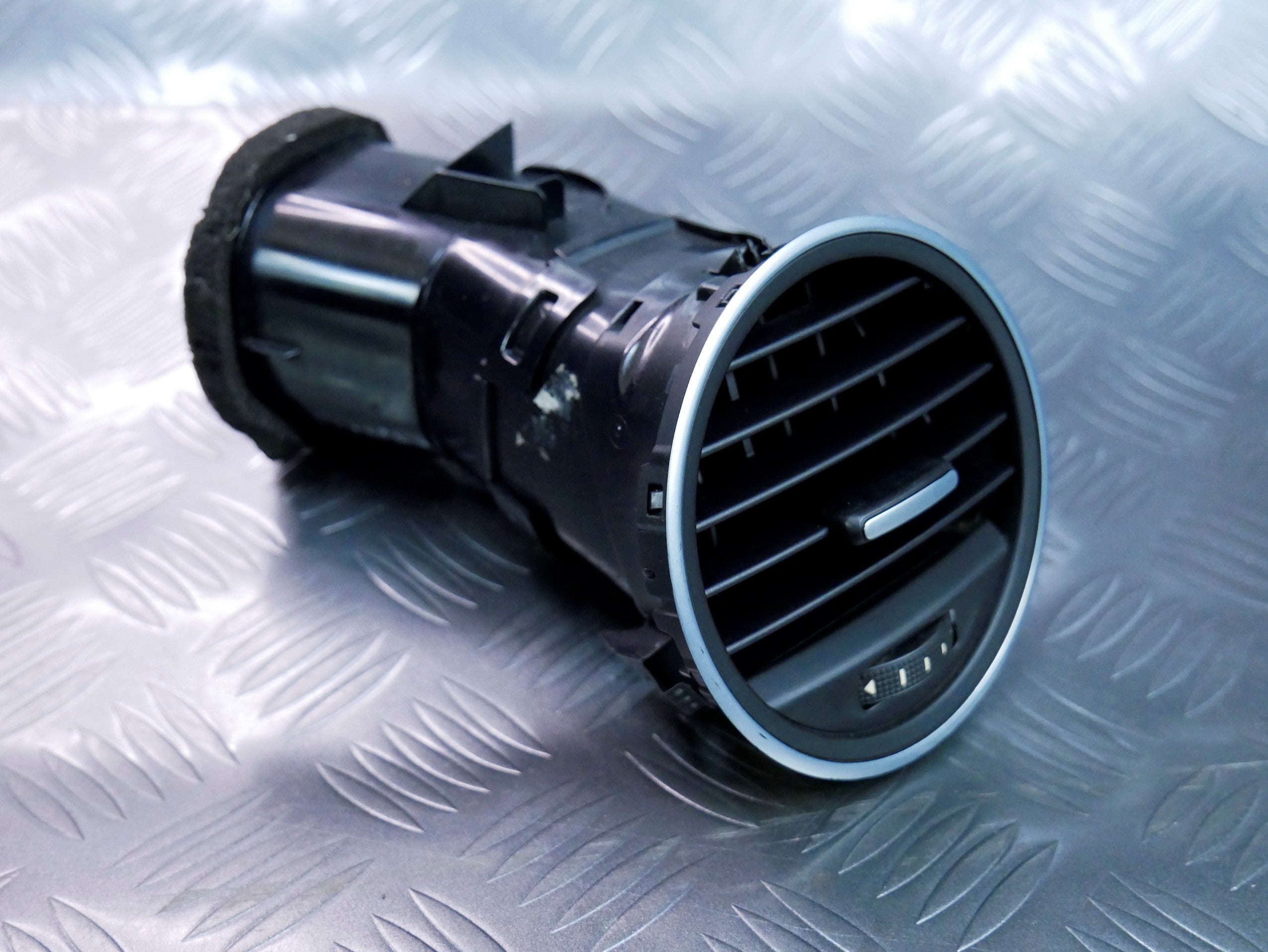 Kratka nawiewu deski lewa 5C5864703D VW BEETLE 5C