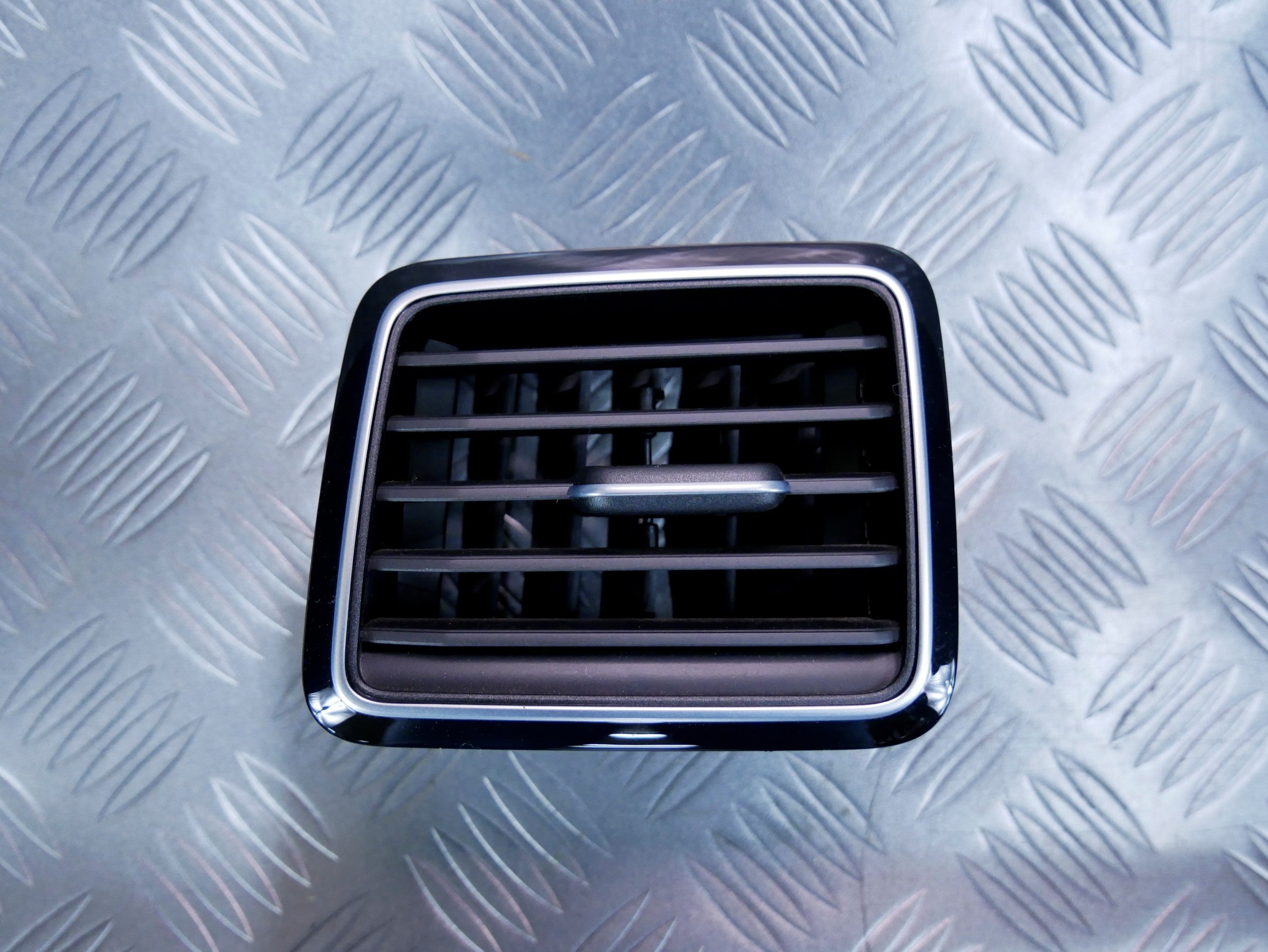 Kratka nawiewu lewa 2H6819703 VW AMAROK LIFT