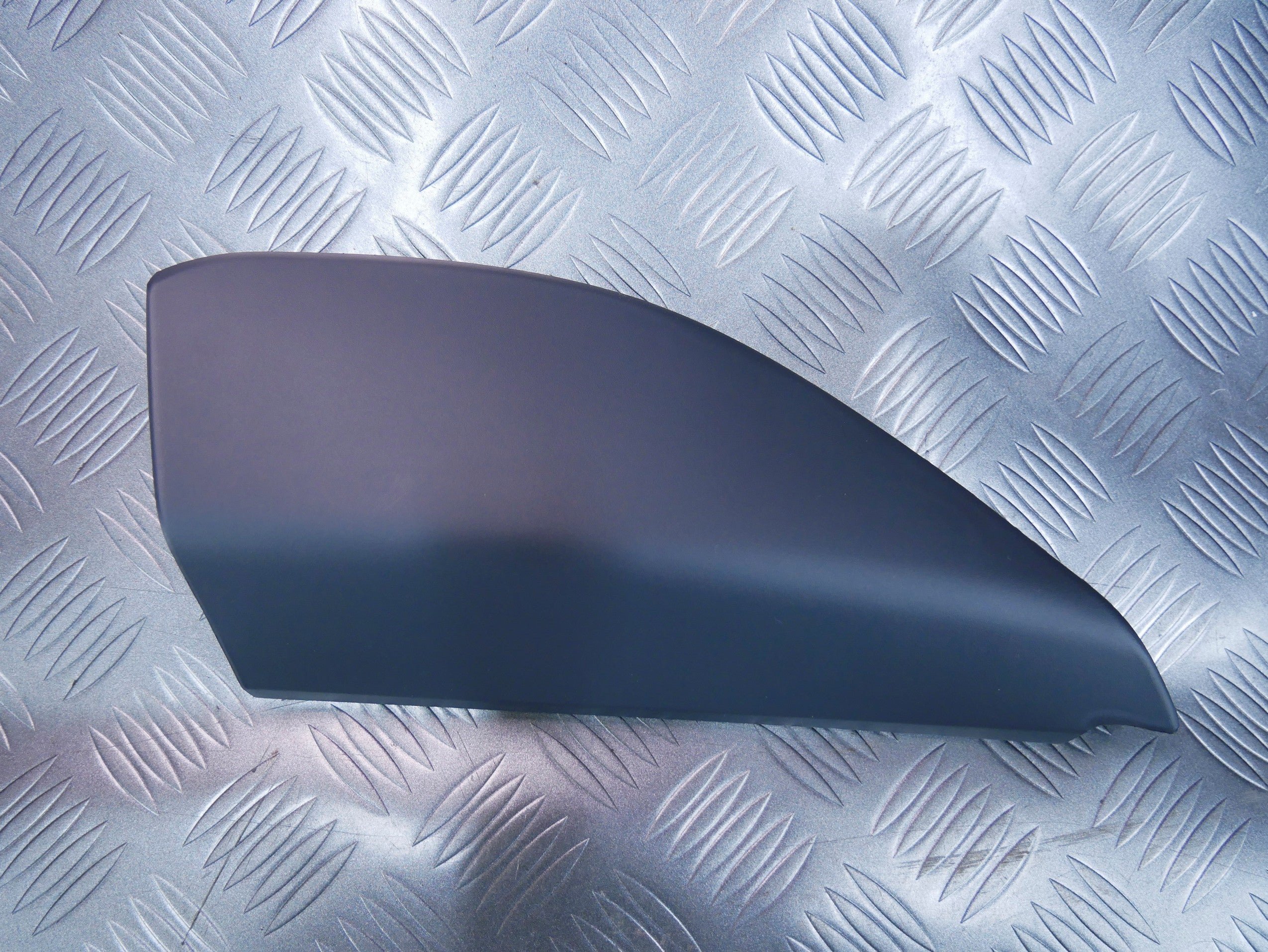 Osłona trójkąt zaślepka drzwi prawa 2H6837994 VW AMAROK LIFT