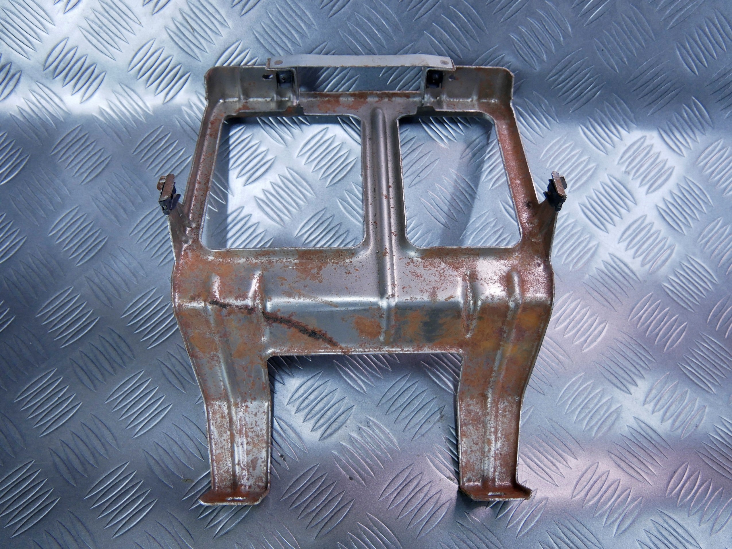 Mocowanie tunelu podłokietnika 2H0863253E VW AMAROK