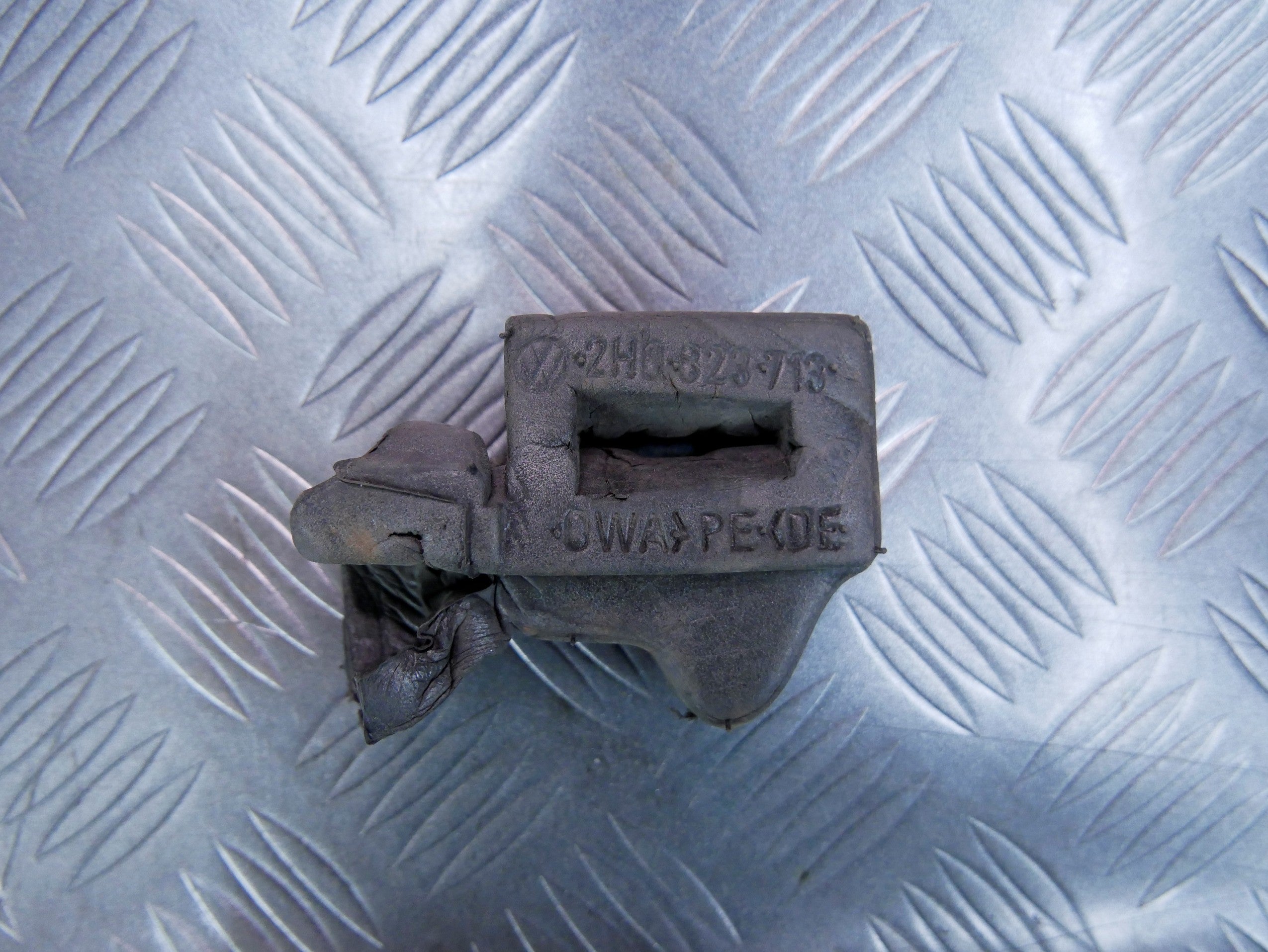 Pianka wygłuszenie błotnika lewa 2H0823713 VW AMAROK