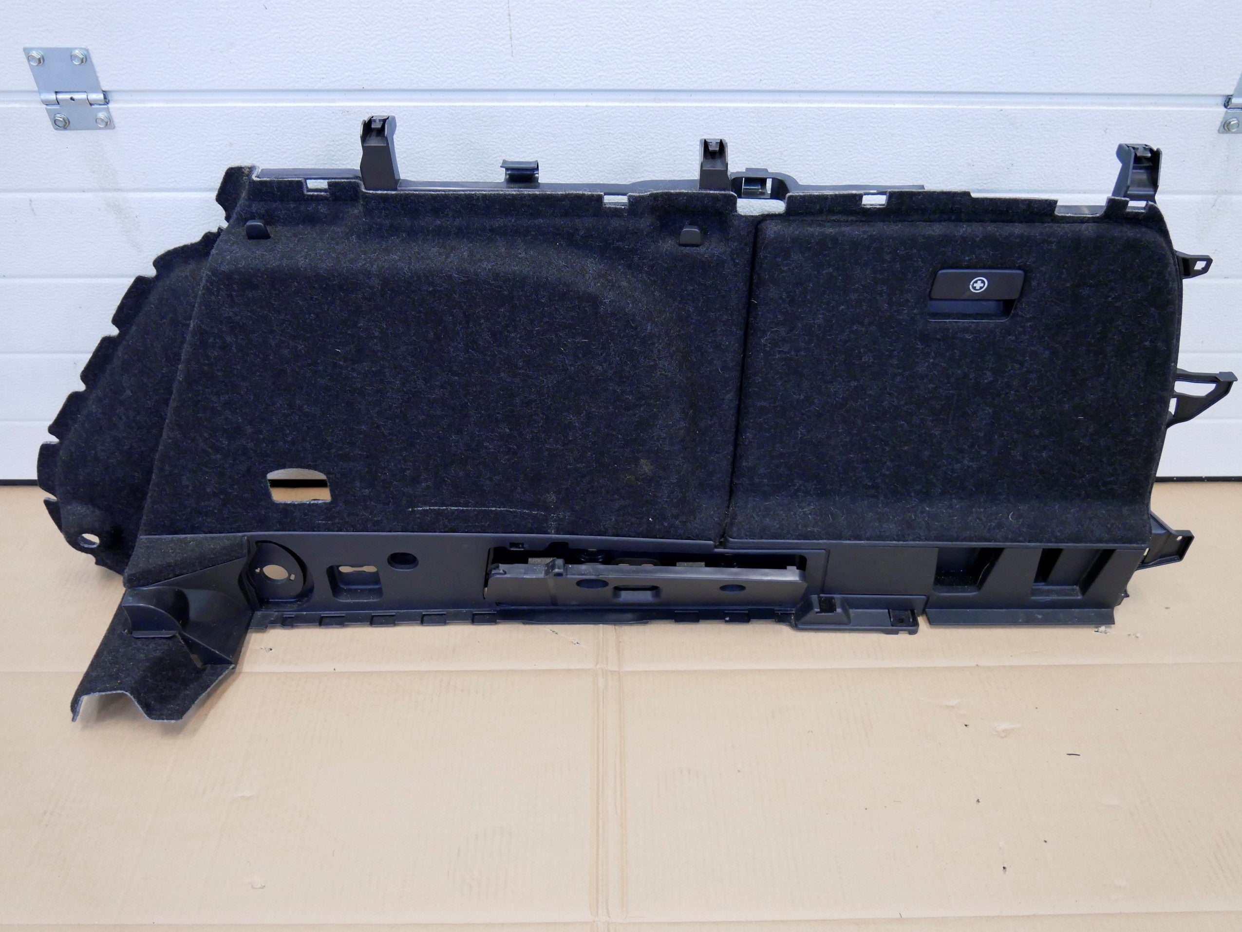 Tapicerka boczek bagażnika prawy 3V9867428AB SKODA SUPERB III KOMBI