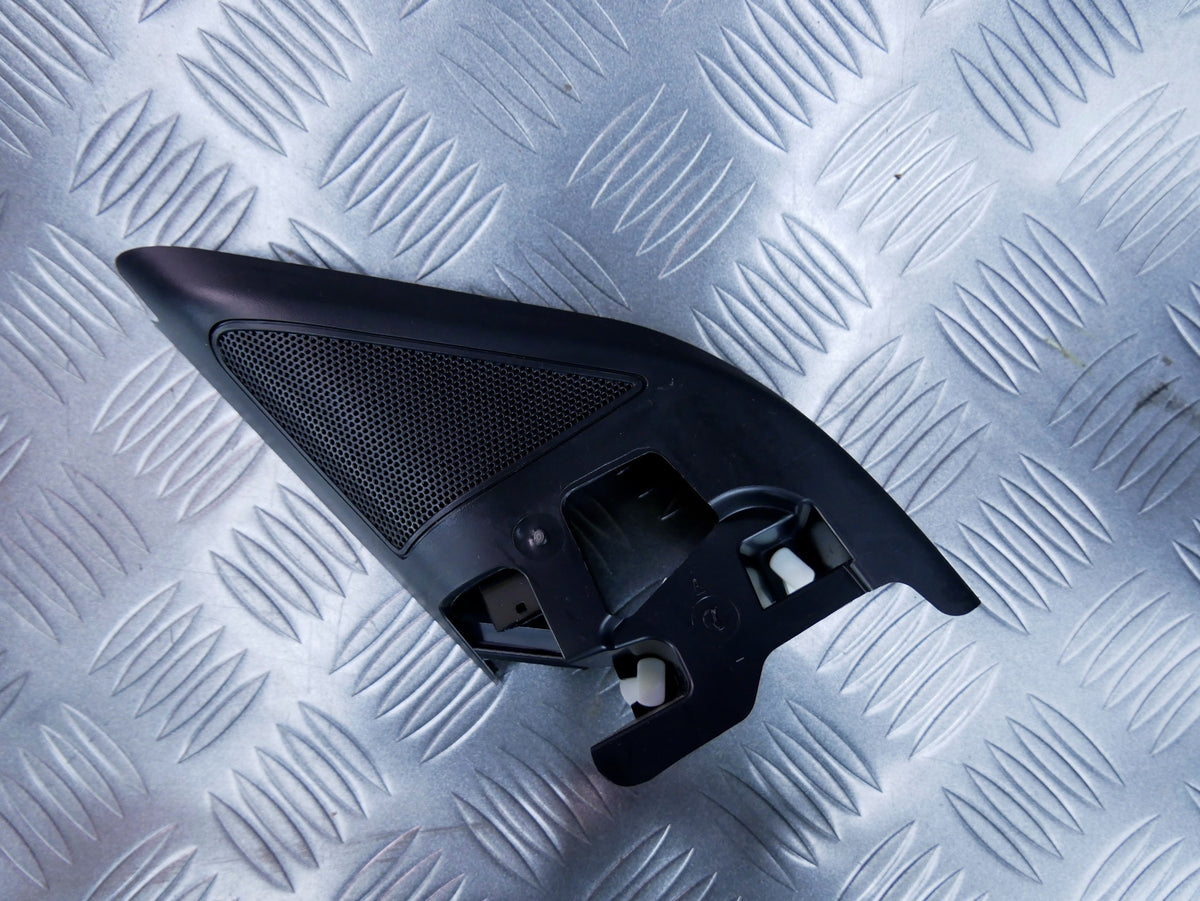 Trójkąt osłona głośnika drzwi lewa 3V0837973 SKODA SUPERB III