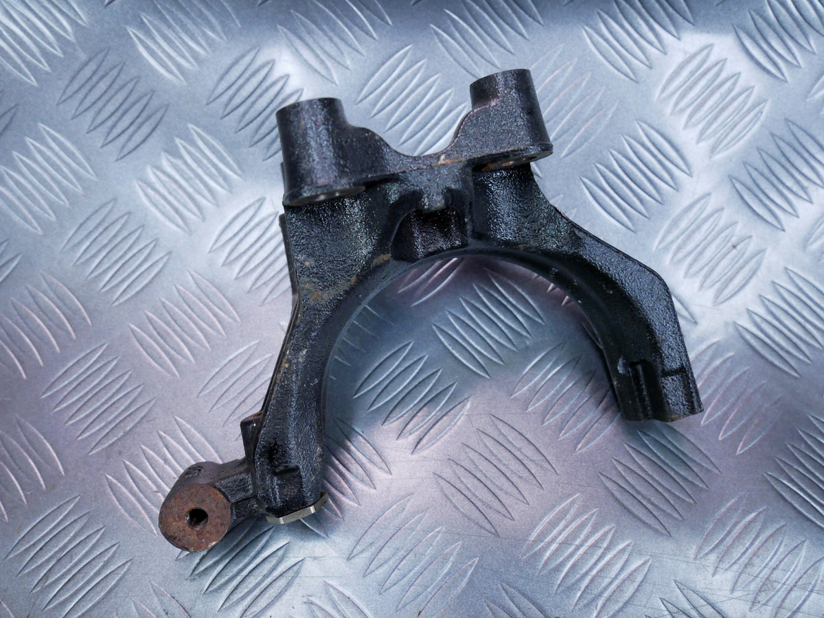 Łapa wspornik podpora DPF 04L131425A VW SPORTSVAN 2.0 TDI
